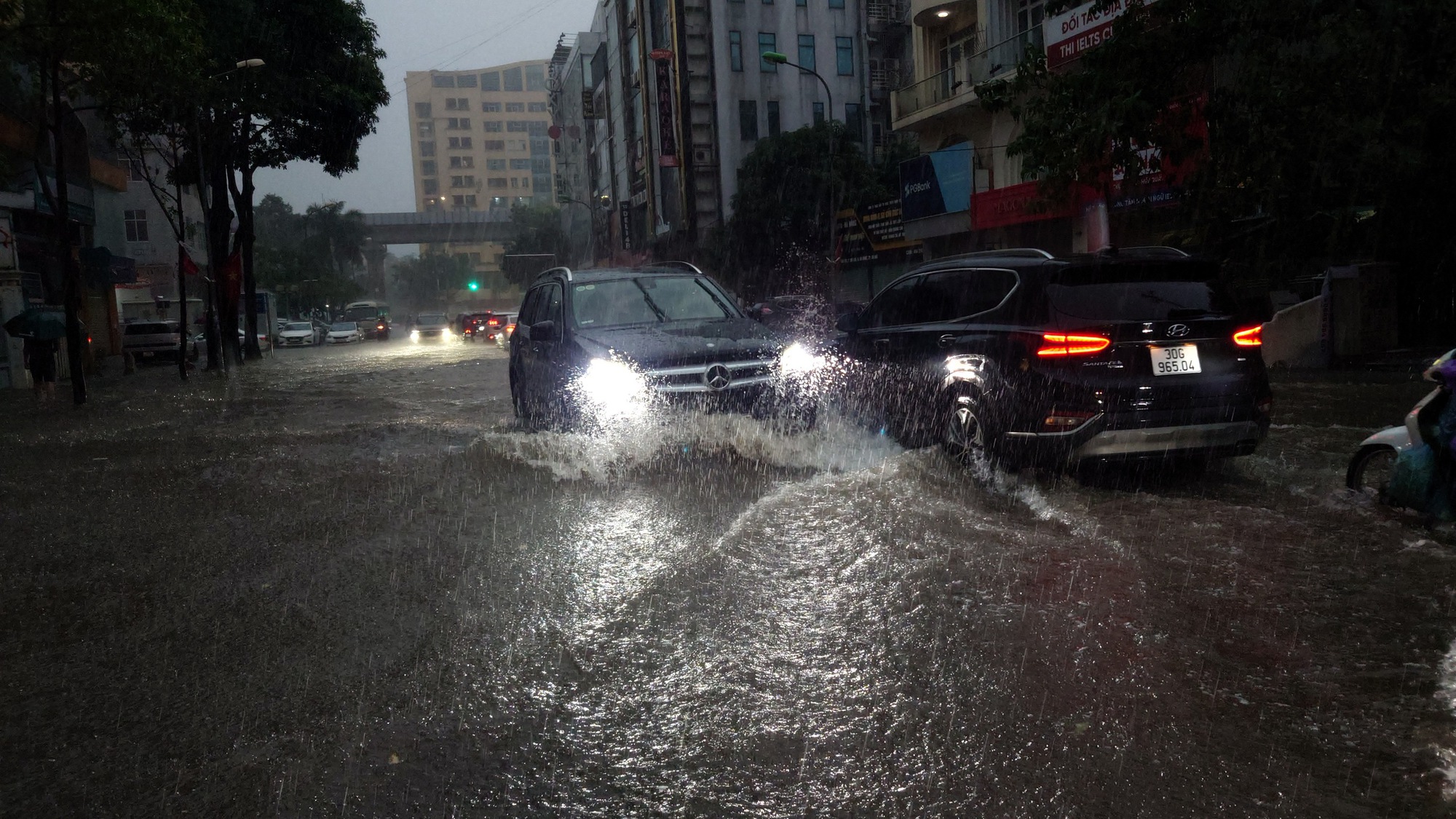 Hà Nội sáng 7/10: Mưa dữ dội gây ngập hơn 70 điểm, xe chết máy la liệt trên các phố- Ảnh 36.