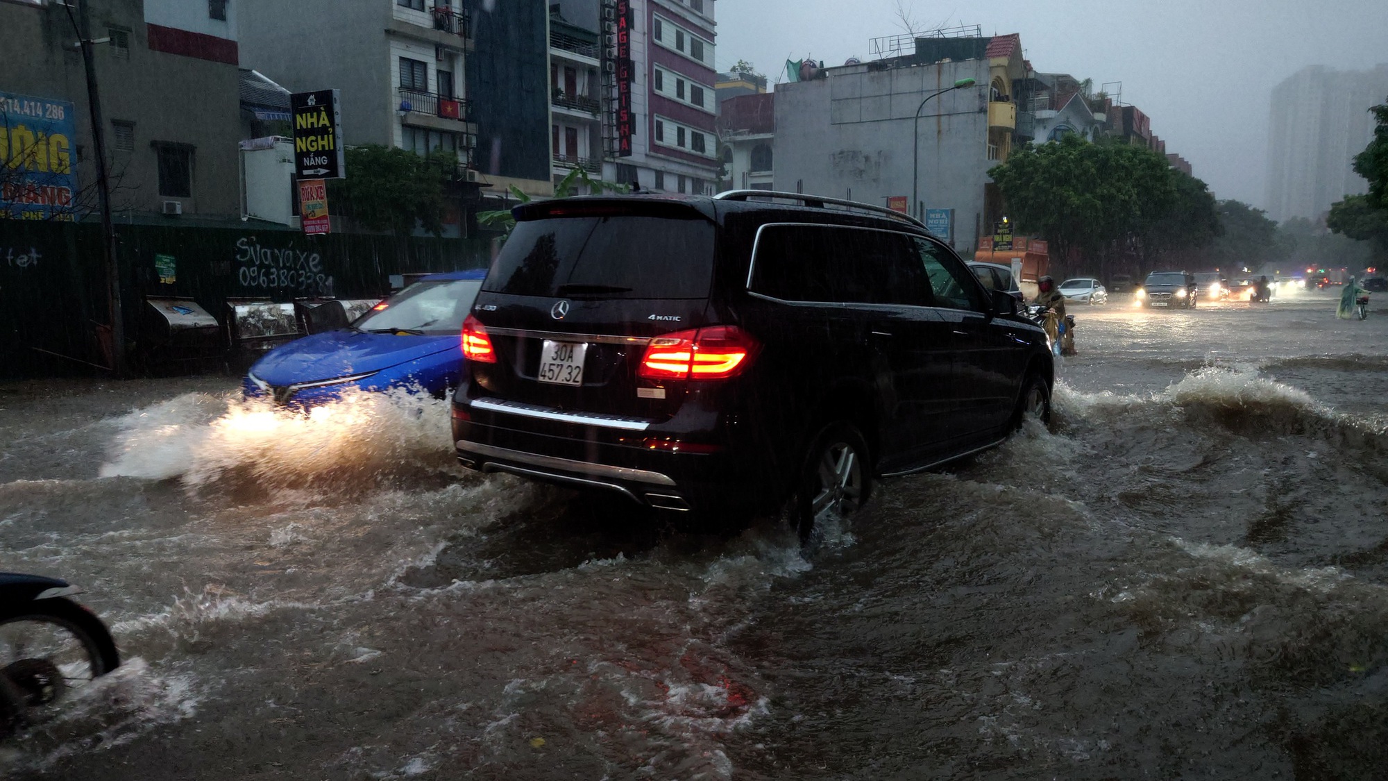 Hà Nội sáng 7/10: Mưa dữ dội gây ngập hơn 70 điểm, xe chết máy la liệt trên các phố- Ảnh 35.