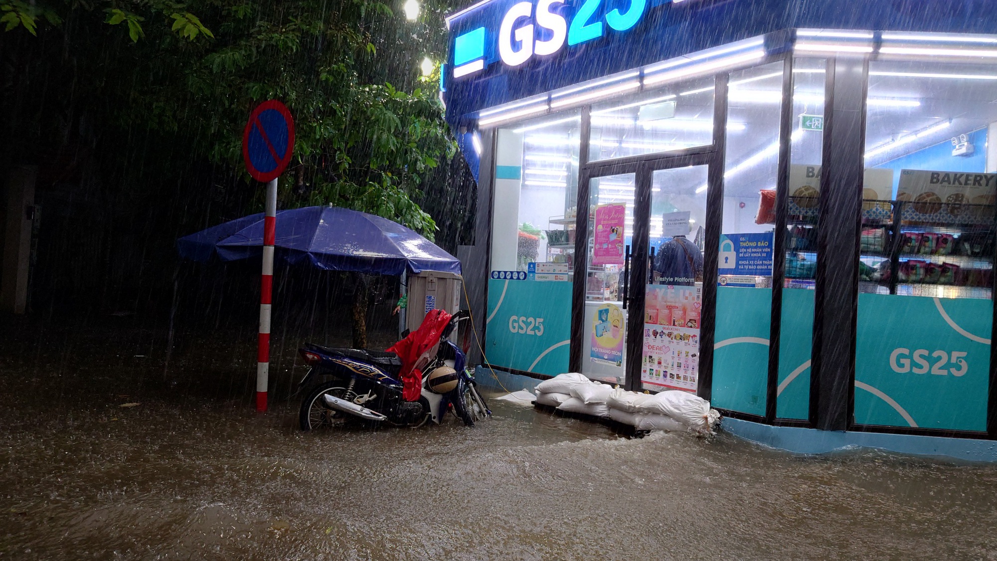 Hà Nội sáng 7/10: Mưa dữ dội gây ngập hơn 70 điểm, xe chết máy la liệt trên các phố- Ảnh 37.
