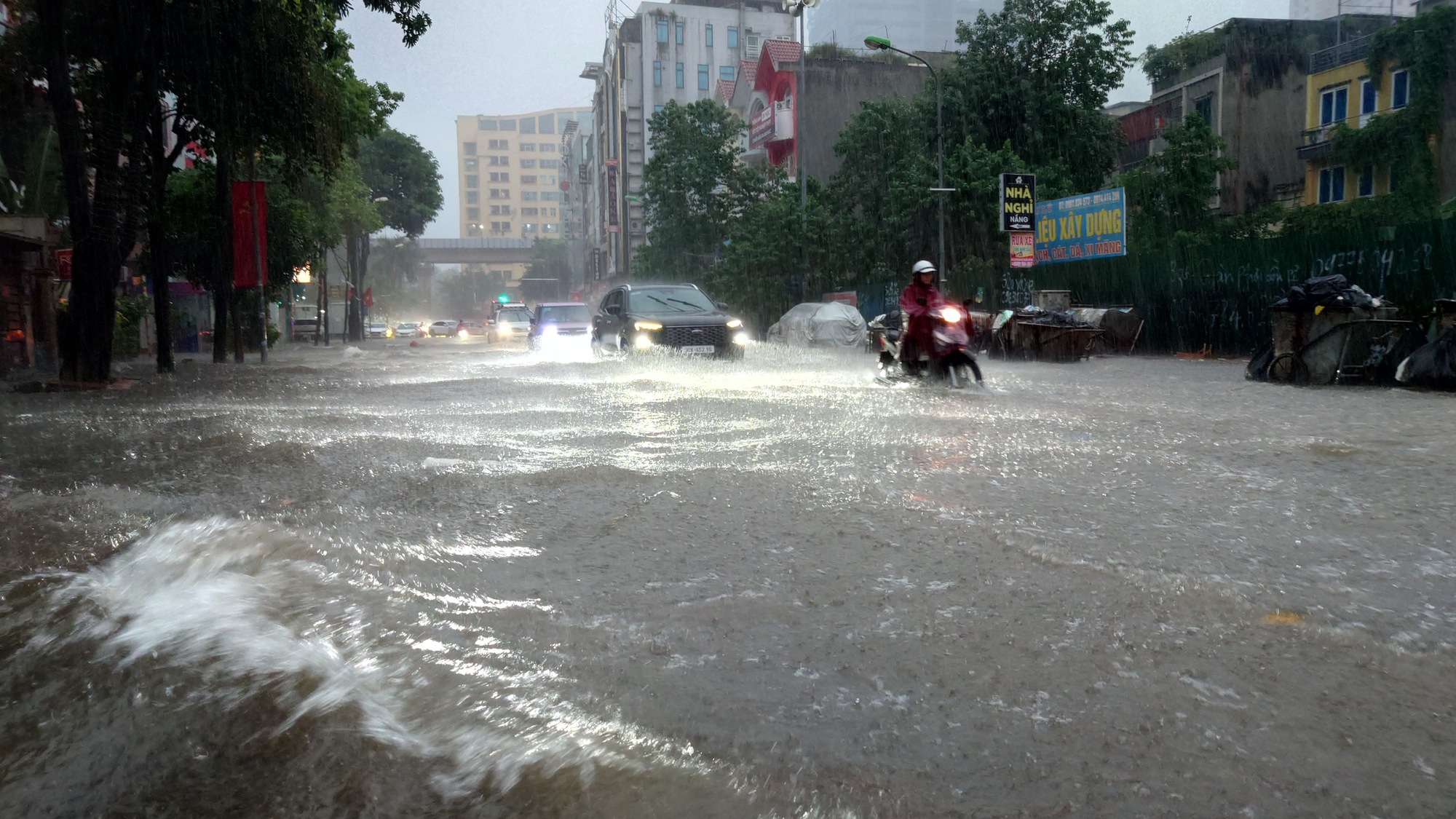 Hà Nội sáng 7/10: Mưa dữ dội gây ngập hơn 70 điểm, xe chết máy la liệt trên các phố- Ảnh 44.