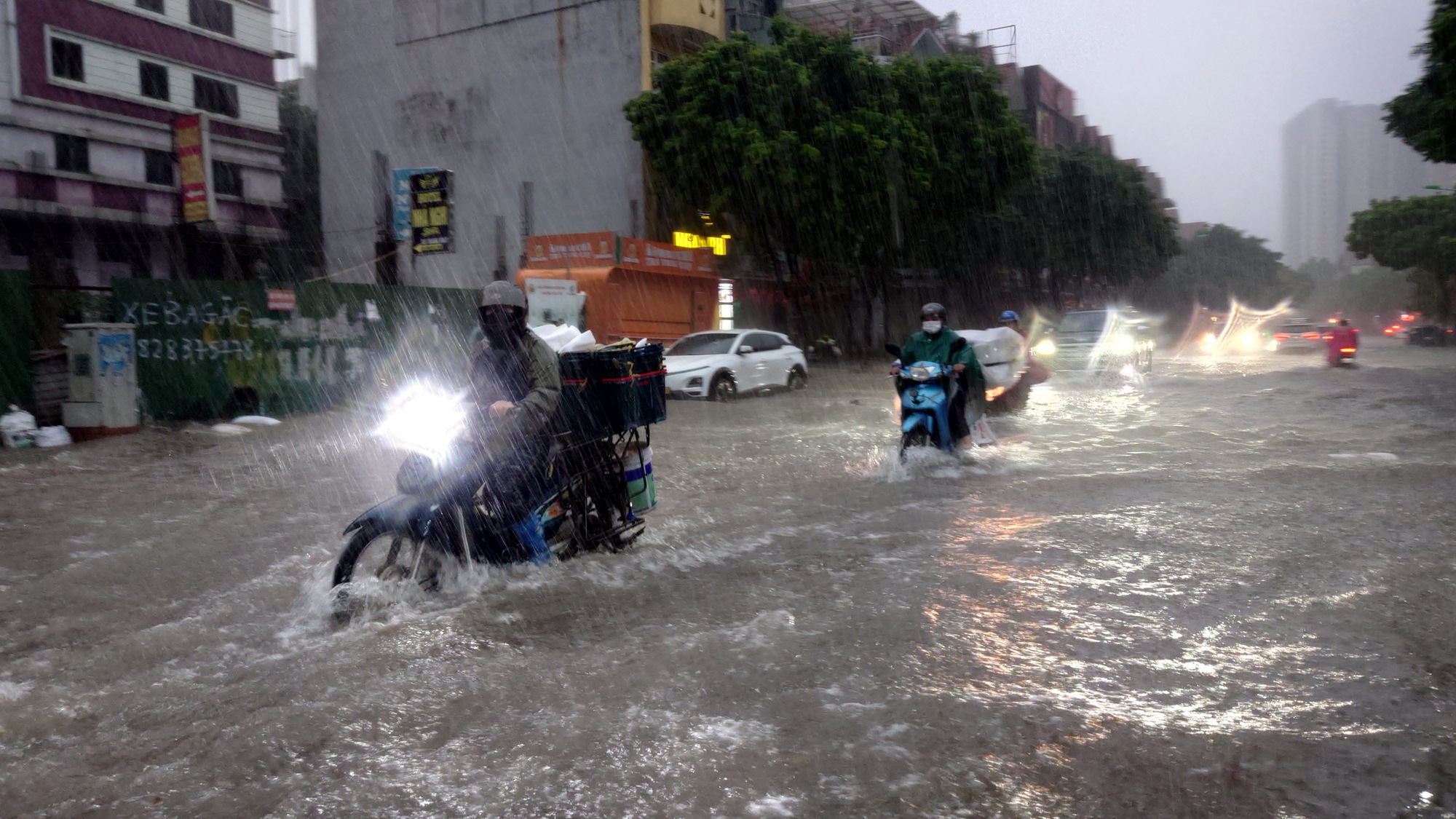 Hà Nội sáng 7/10: Mưa dữ dội gây ngập hơn 70 điểm, xe chết máy la liệt trên các phố- Ảnh 43.