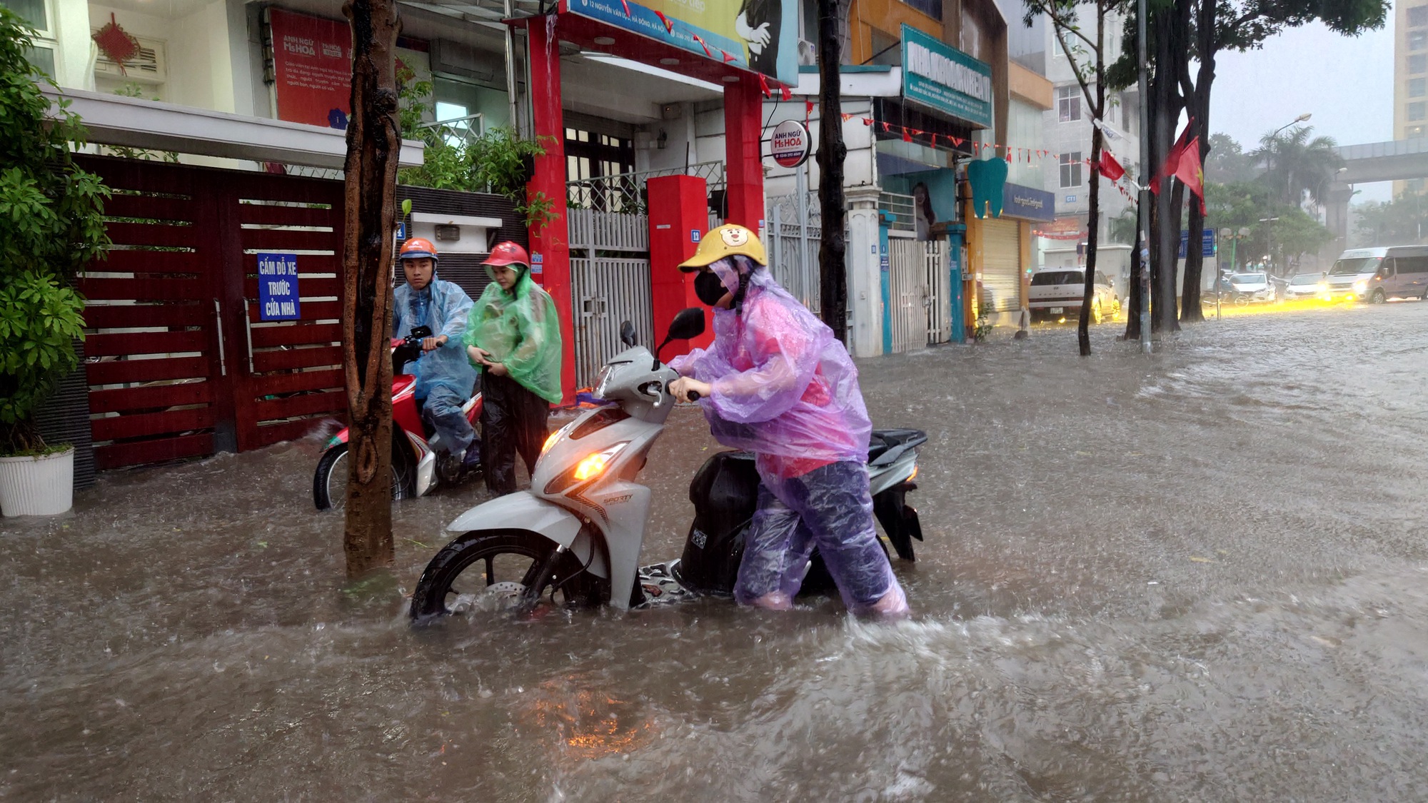 Hà Nội sáng 7/10: Mưa dữ dội gây ngập hơn 70 điểm, xe chết máy la liệt trên các phố- Ảnh 41.