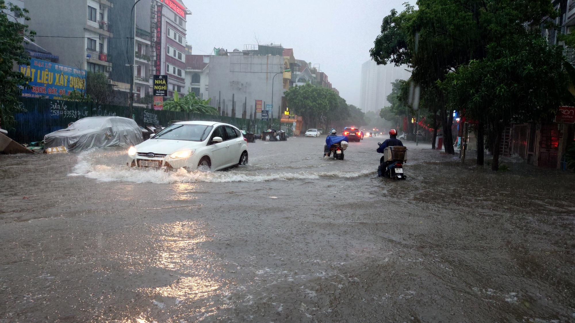 Hà Nội sáng 7/10: Mưa dữ dội gây ngập hơn 70 điểm, xe chết máy la liệt trên các phố- Ảnh 40.