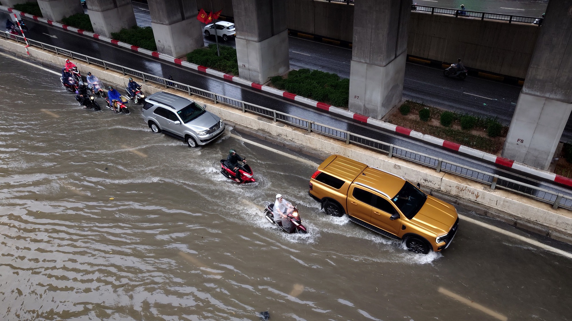Hà Nội sáng 7/10: Mưa dữ dội gây ngập hơn 70 điểm, xe chết máy la liệt trên các phố- Ảnh 1.