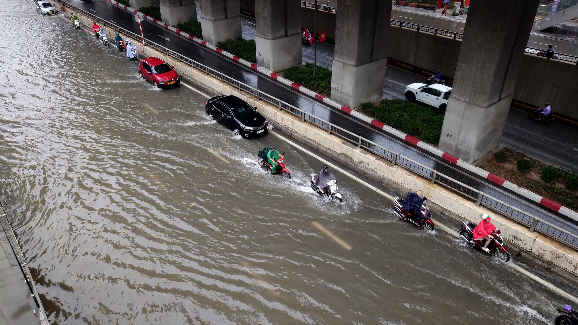 Hà Nội sáng 7/10: Mưa dữ dội gây ngập hơn 70 điểm, xe chết máy la liệt trên các phố- Ảnh 4.