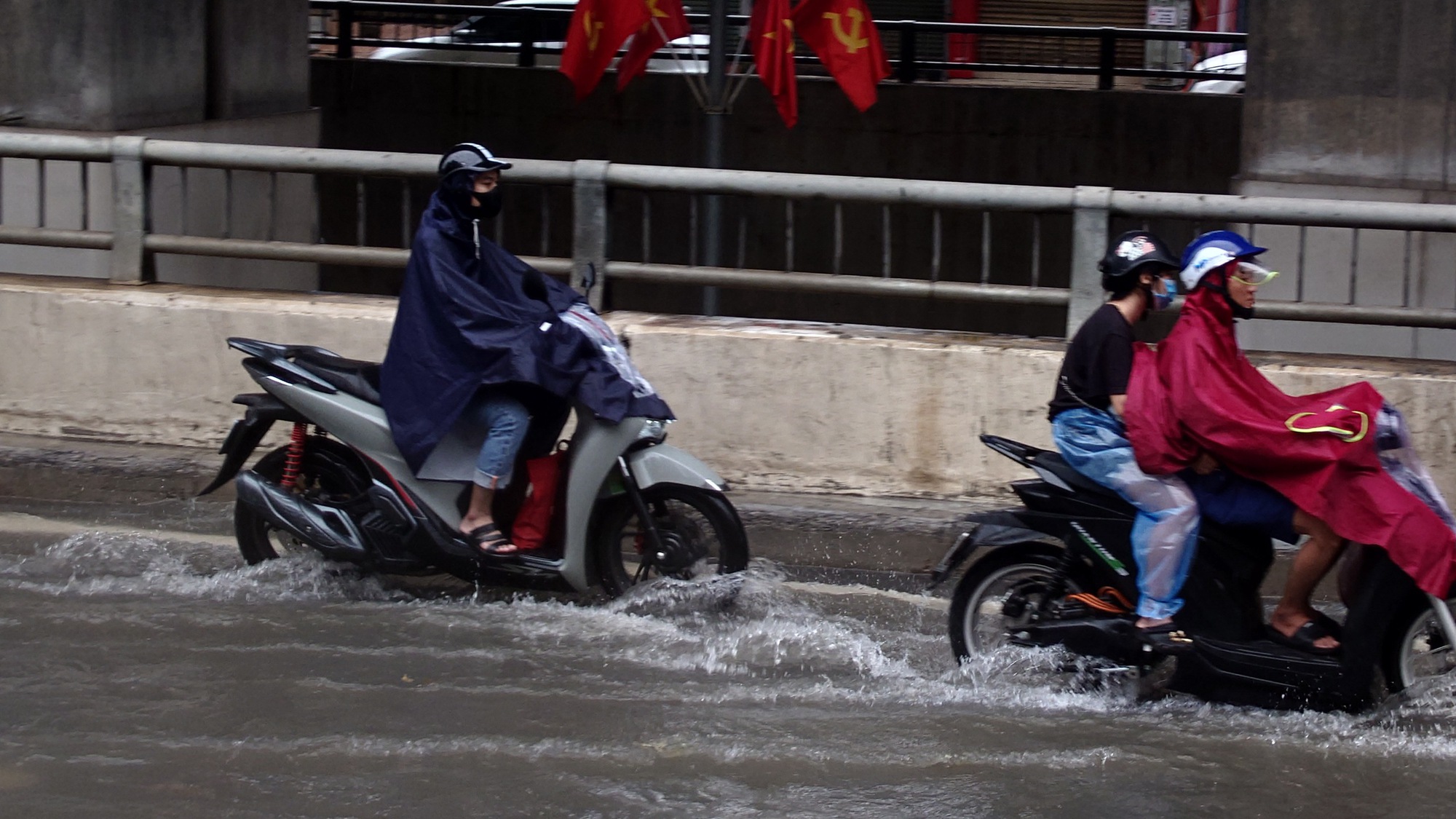 Hà Nội sáng 7/10: Mưa dữ dội gây ngập hơn 70 điểm, xe chết máy la liệt trên các phố- Ảnh 6.