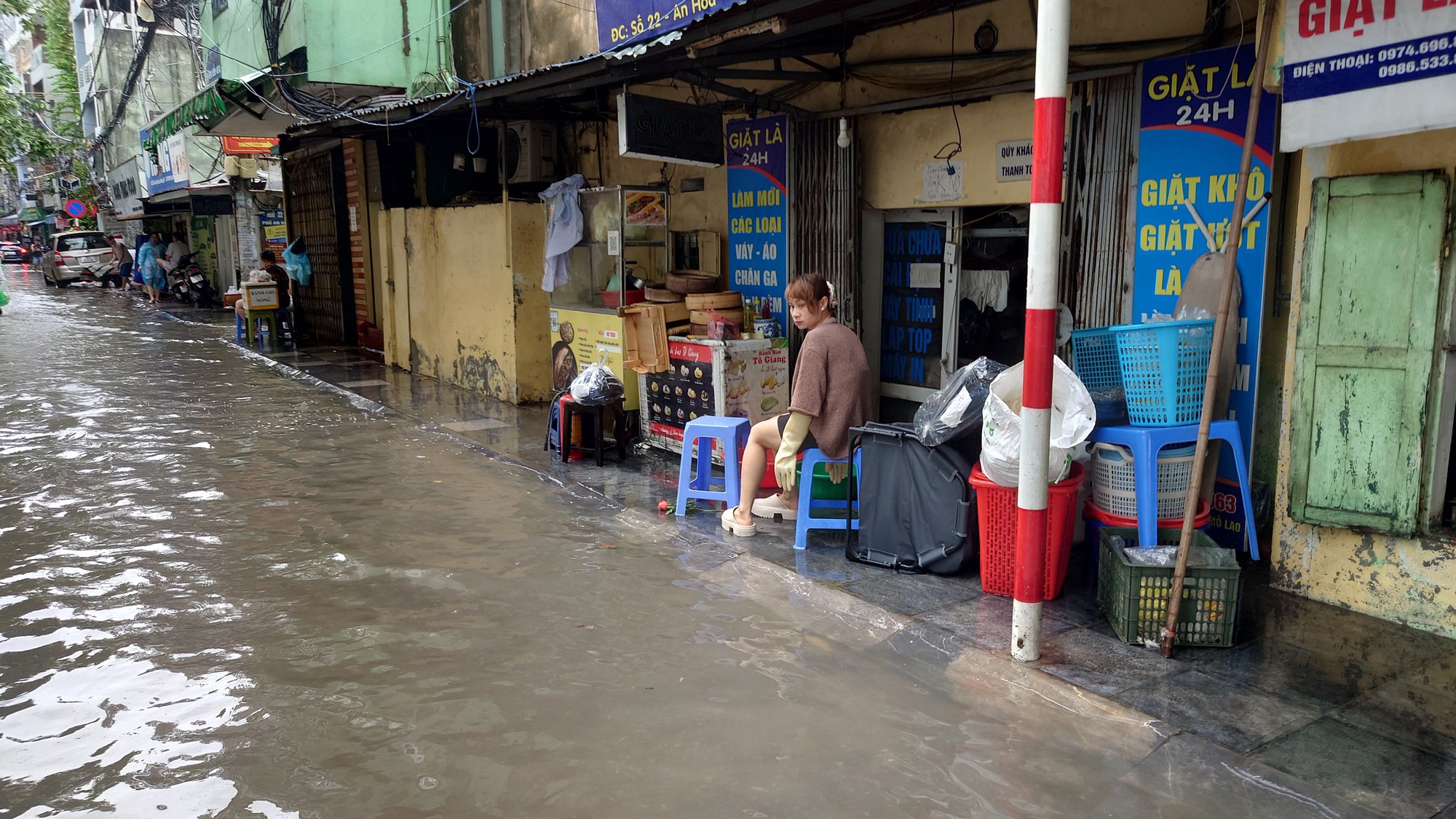 Hà Nội sáng 7/10: Mưa dữ dội gây ngập hơn 70 điểm, xe chết máy la liệt trên các phố- Ảnh 25.