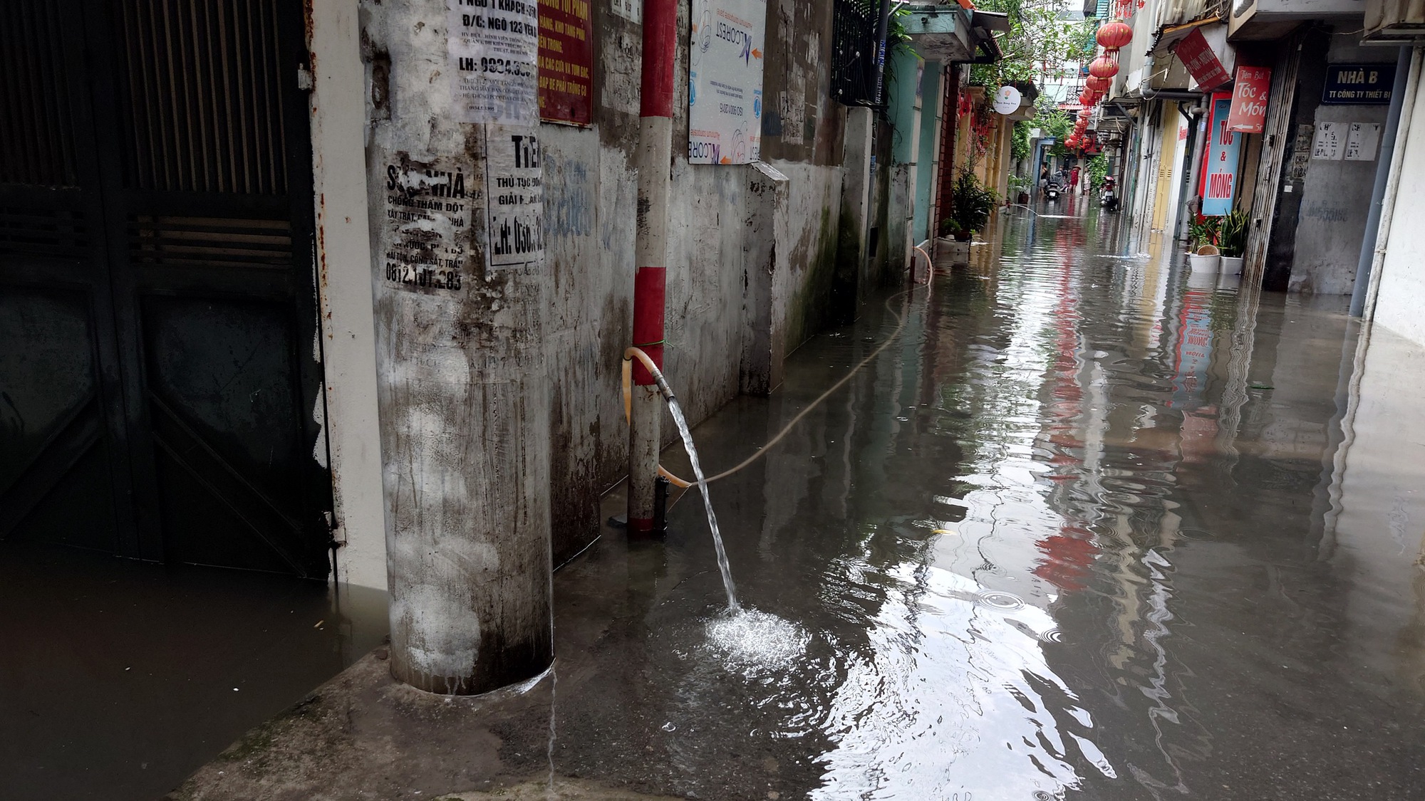 Hà Nội sáng 7/10: Mưa dữ dội gây ngập hơn 70 điểm, xe chết máy la liệt trên các phố- Ảnh 24.