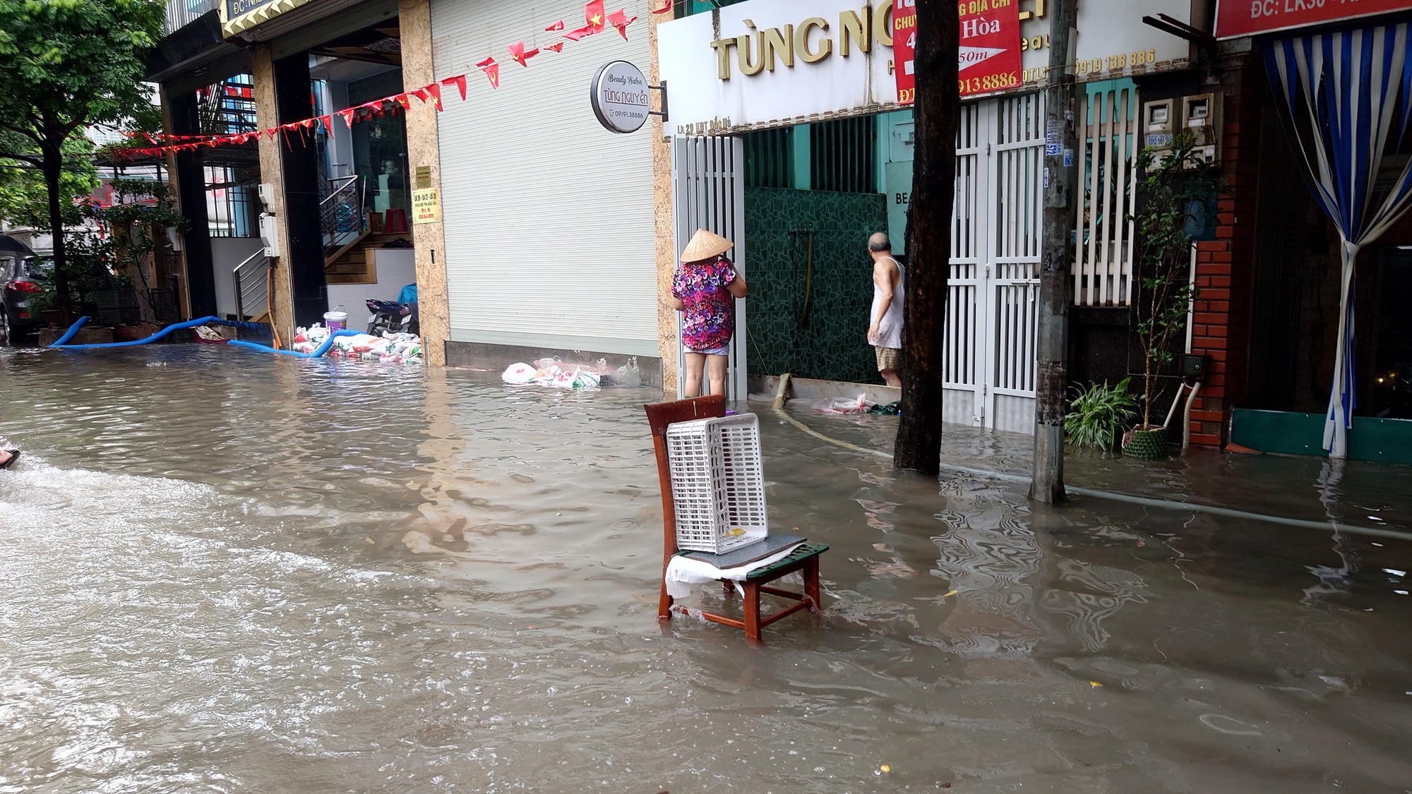 Hà Nội sáng 7/10: Mưa dữ dội gây ngập hơn 70 điểm, xe chết máy la liệt trên các phố- Ảnh 26.