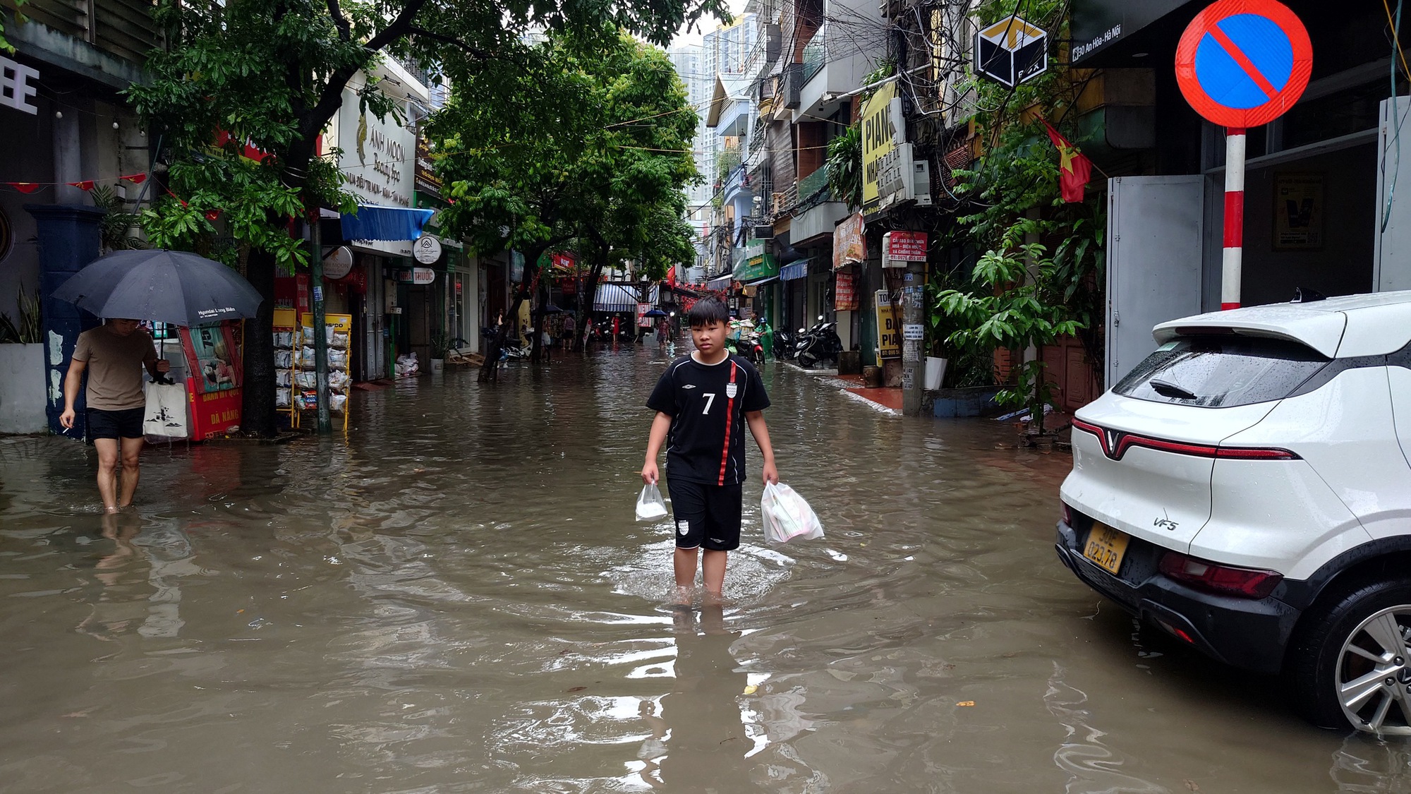 Hà Nội sáng 7/10: Mưa dữ dội gây ngập hơn 70 điểm, xe chết máy la liệt trên các phố- Ảnh 23.