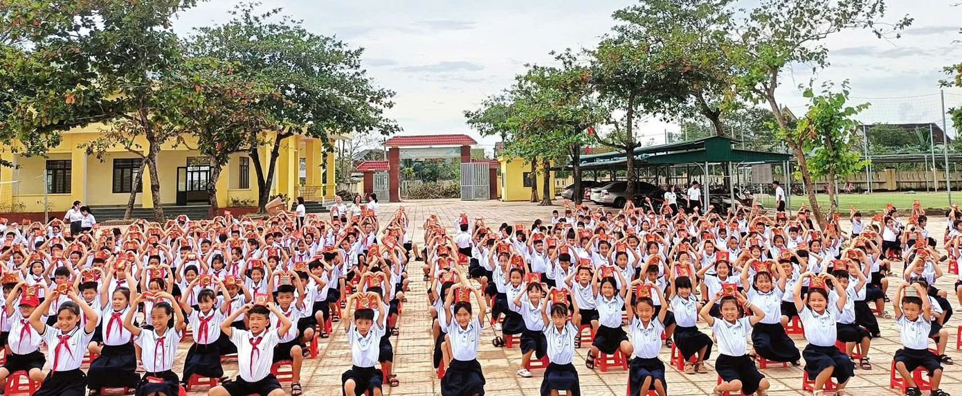 Học sinh vùng lũ nhận món quà 'đặc biệt' sau một tuần phải nghỉ học do mưa bão - Ảnh 1.