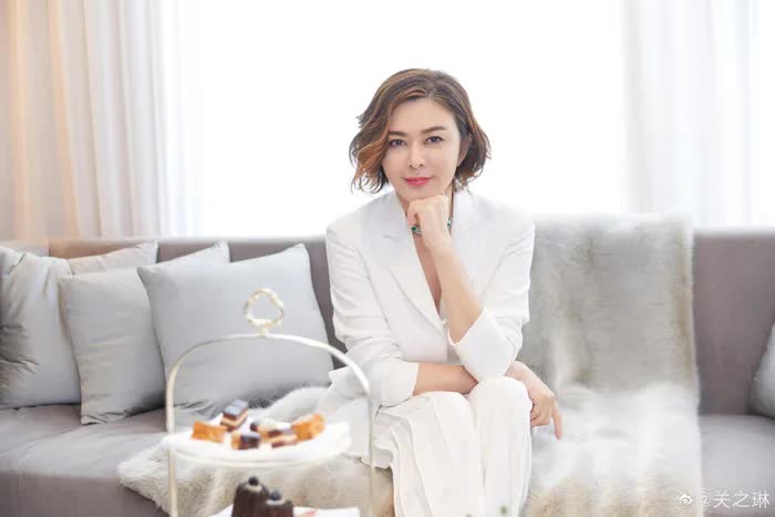 &quot;Mỹ nhân đẹp nhất Hồng Kông&quot; U70 vẫn gây sốt vì rạng rỡ: Bao nhiêu năm không cần dùng thuốc giảm cân, bí quyết là những thói quen giá 0 đồng- Ảnh 2.