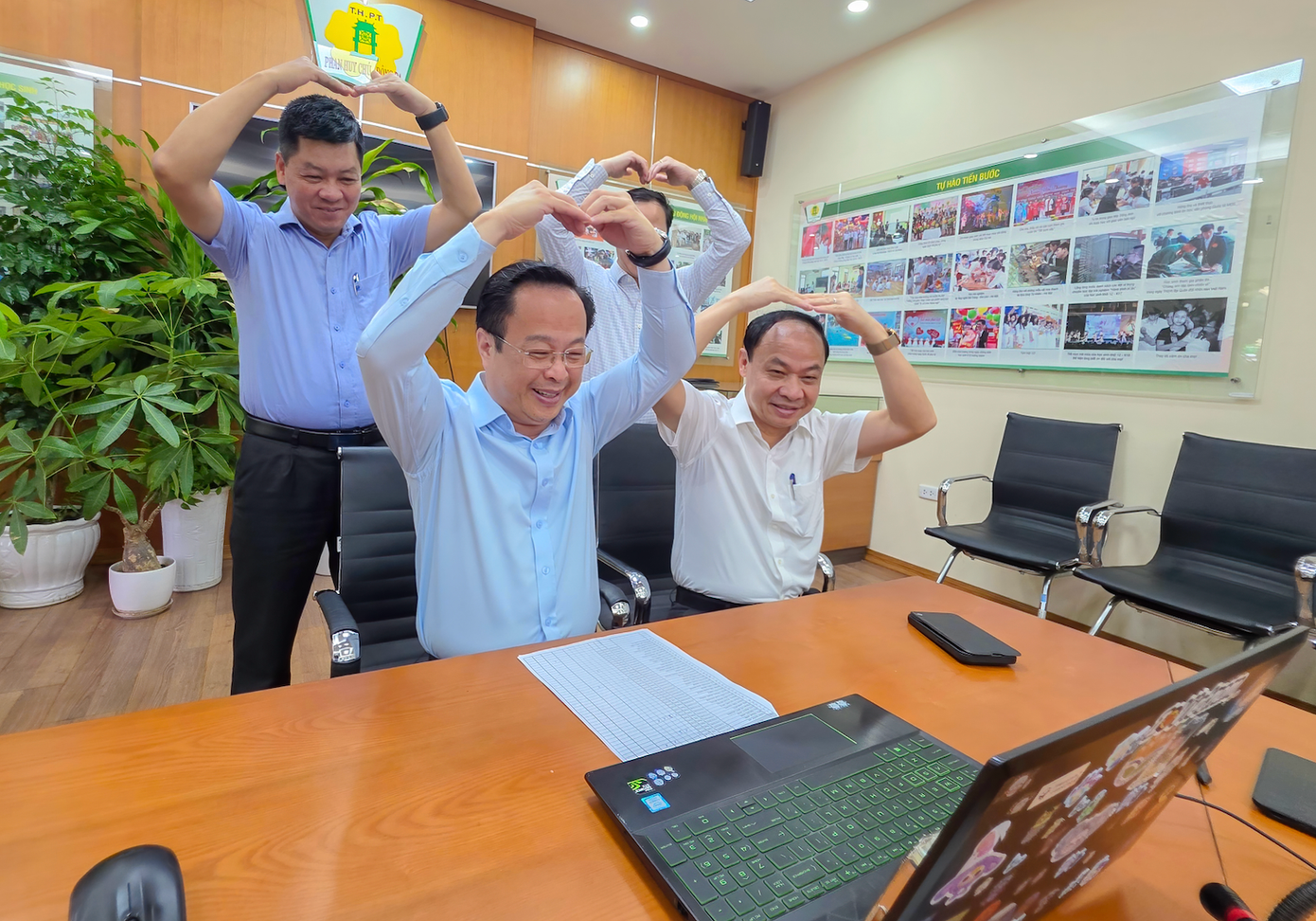 Giám đốc Sở Giáo dục Hà Nội 'thả tim' động viên học sinh học online ngày mưa - Ảnh 2.