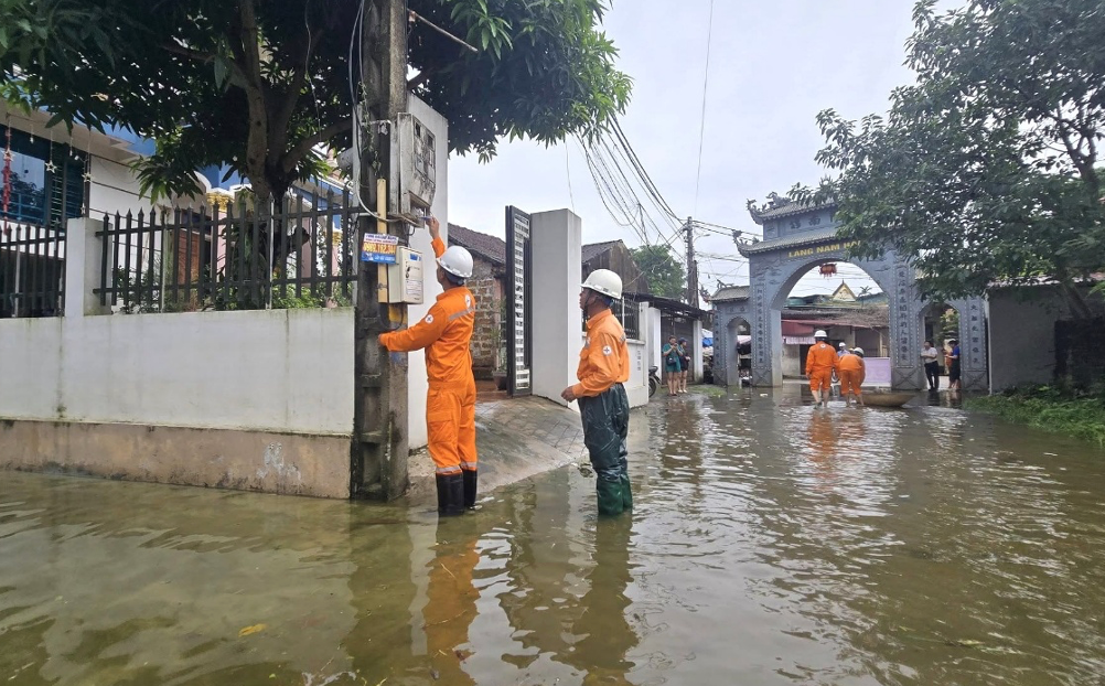 Gần 14.000 hộ dân bị cắt điện do ngập úng, Ba Đình chiếm tỷ lệ cao nhất - Ảnh 1.