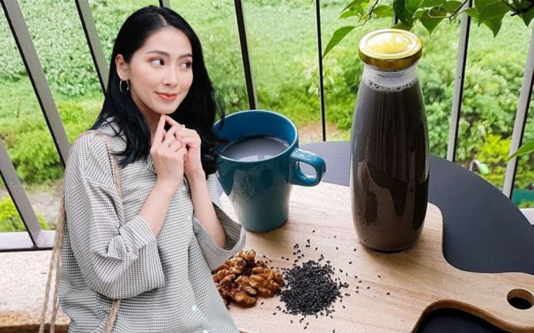 Mẹ tôi hay được khen là lão hóa ngược, U60 mà như 30, hóa ra là do mẹ chăm ăn 1 loại hạt, bảo sao nhà tôi lúc nào cũng mấy lọ