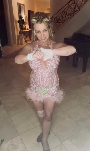 britney-spears-suffers-gruesome-1-17598078950941813032197-1759823644309-1759823644655631125152.jpg
