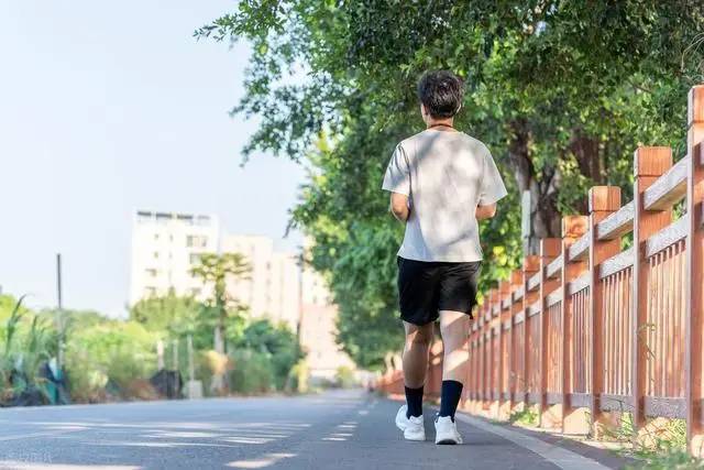 Người bị cục máu đông thường có 4 triệu chứng khi đi bộ, điều thứ 3 thường bị nhầm lẫn với lão hóa và kiệt sức - Ảnh 1.