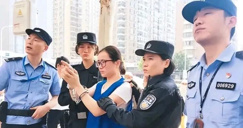 Nữ sinh xuất sắc bị cảnh sát ập vào bắt ngay trong lớp học, danh tính thật khiến bạn bè toát mồ hôi lạnh - Ảnh 2.
