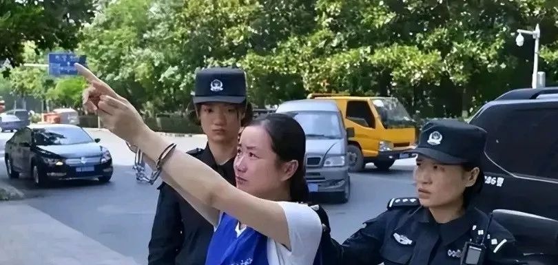 Nữ sinh xuất sắc bị cảnh sát ập vào bắt ngay trong lớp học, danh tính thật khiến bạn bè toát mồ hôi lạnh - Ảnh 1.