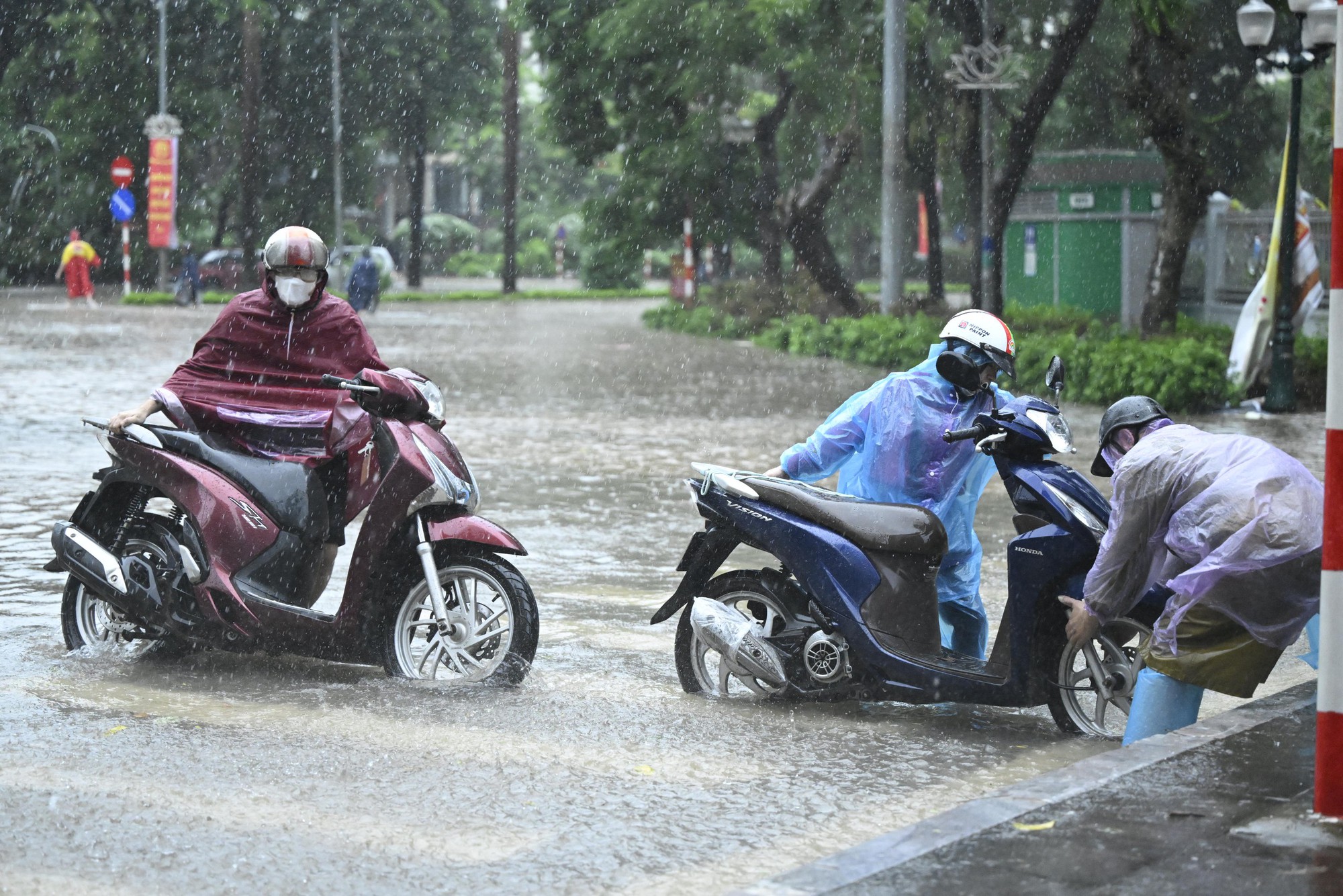 Hà Nội sáng 7/10: Mưa dữ dội gây ngập hơn 70 điểm, xe chết máy la liệt trên các phố- Ảnh 33.