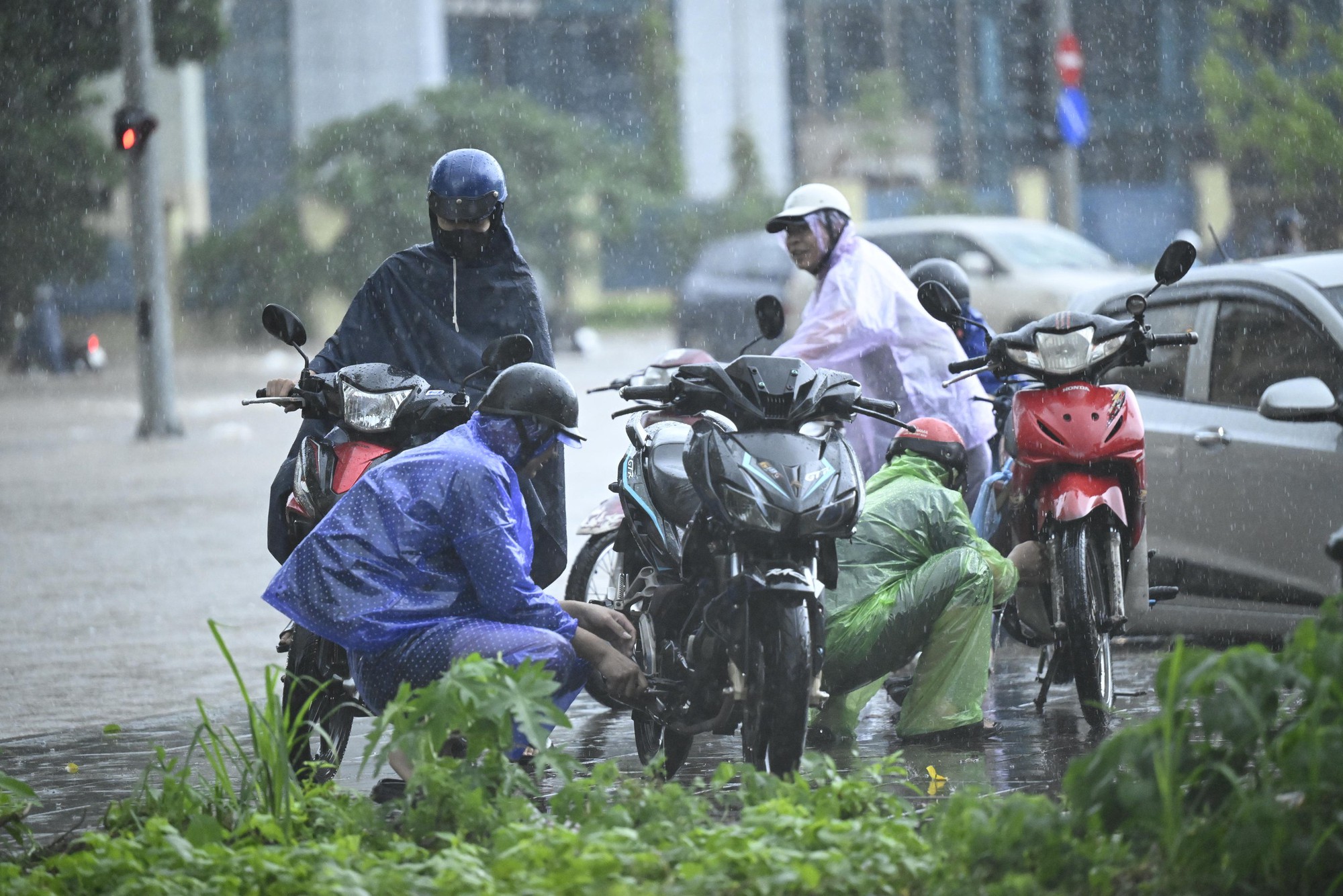 Hà Nội sáng 7/10: Mưa dữ dội gây ngập hơn 70 điểm, xe chết máy la liệt trên các phố- Ảnh 34.