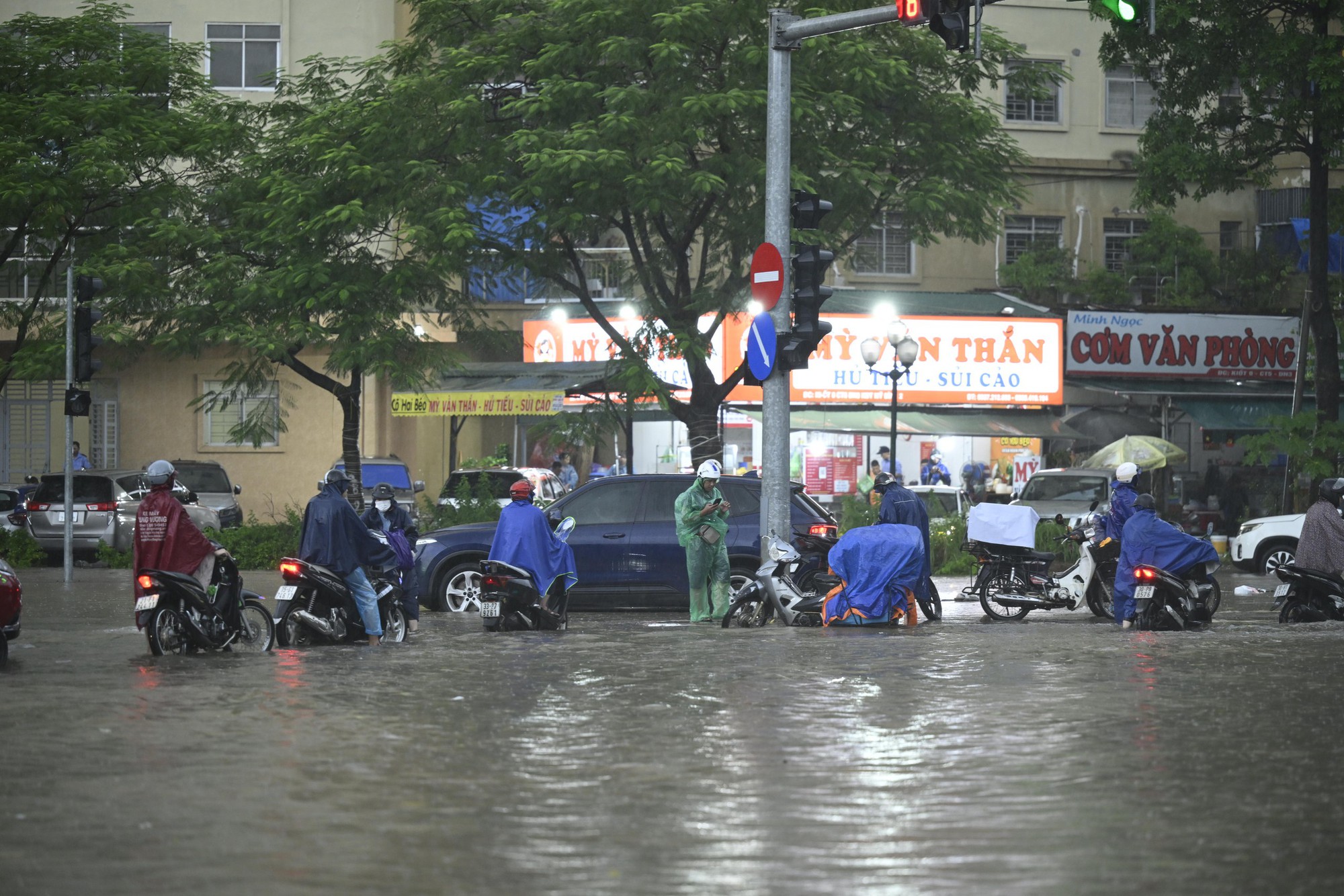 Hà Nội sáng 7/10: Mưa dữ dội gây ngập hơn 70 điểm, xe chết máy la liệt trên các phố- Ảnh 23.