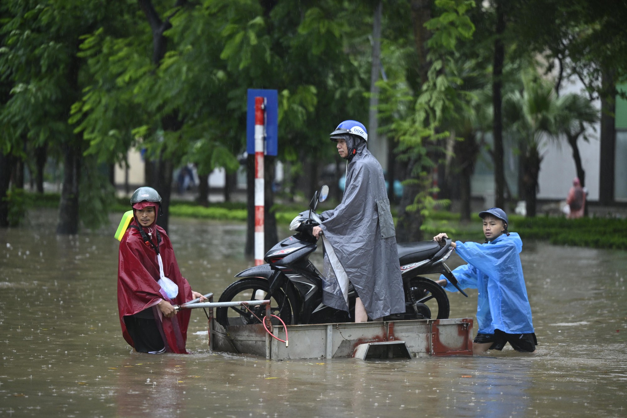 Hà Nội sáng 7/10: Mưa dữ dội gây ngập hơn 70 điểm, xe chết máy la liệt trên các phố- Ảnh 25.