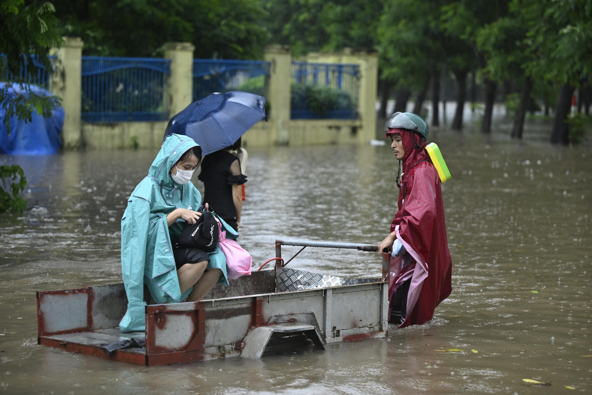 Hà Nội sáng 7/10: Mưa dữ dội gây ngập hơn 70 điểm, xe chết máy la liệt trên các phố- Ảnh 26.