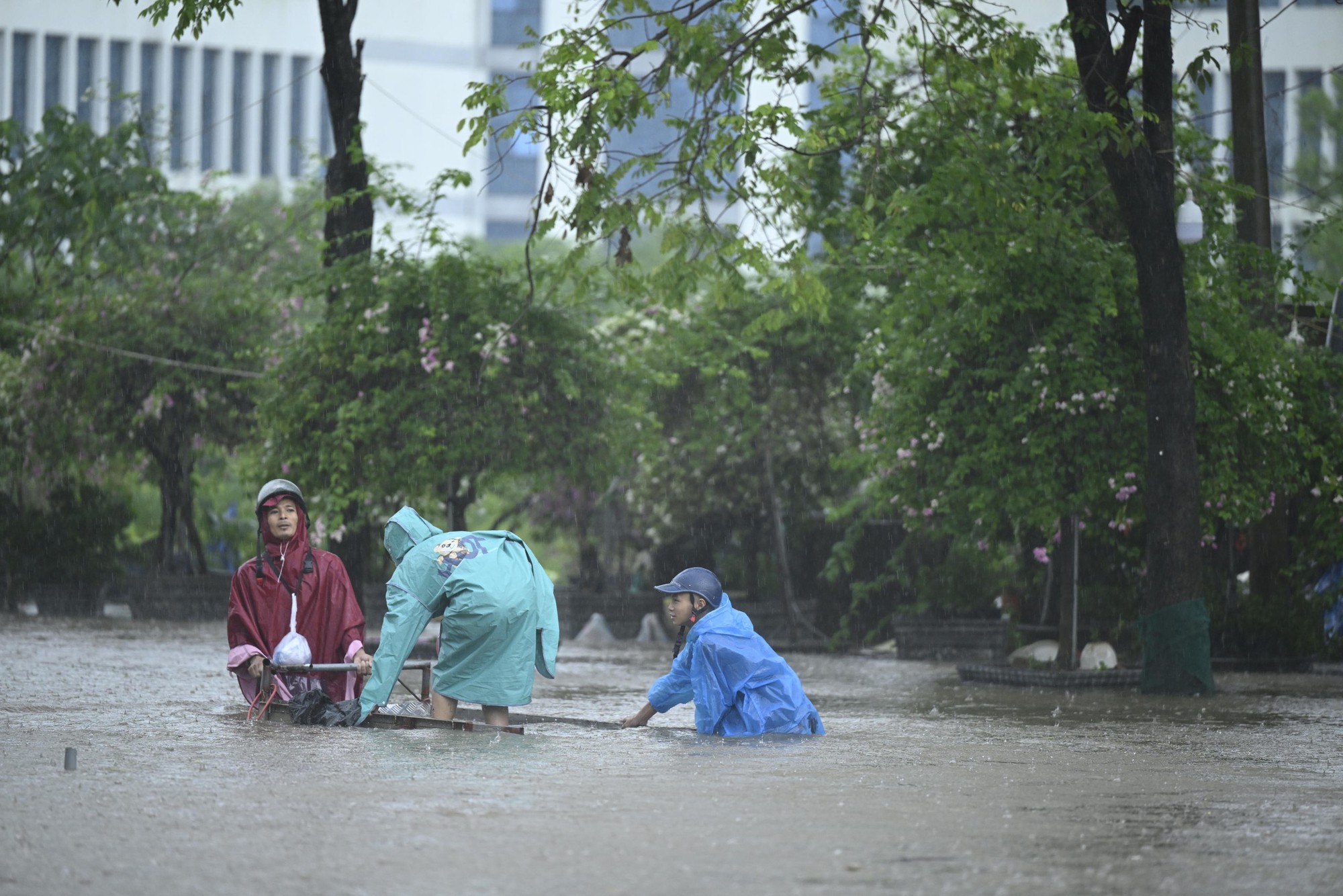 Hà Nội sáng 7/10: Mưa dữ dội gây ngập hơn 70 điểm, xe chết máy la liệt trên các phố- Ảnh 24.
