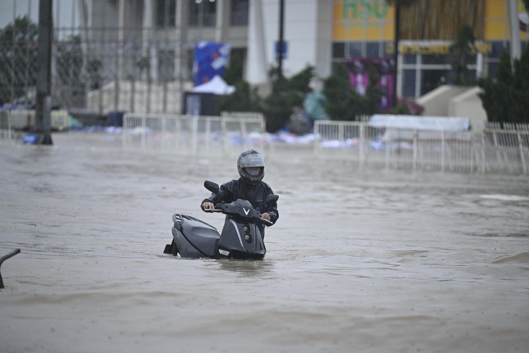 Hà Nội sáng 7/10: Mưa dữ dội gây ngập hơn 70 điểm, xe chết máy la liệt trên các phố- Ảnh 13.