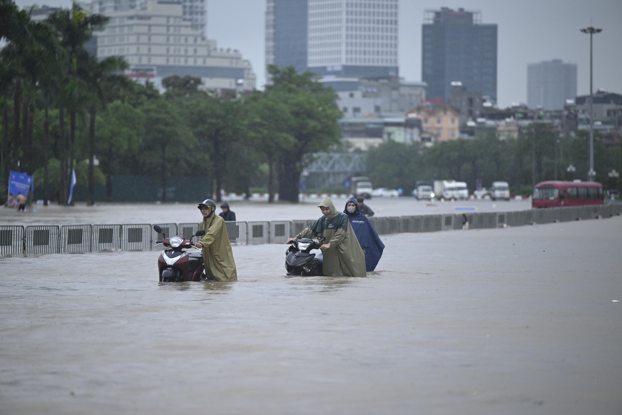 Hà Nội sáng 7/10: Mưa dữ dội gây ngập hơn 70 điểm, xe chết máy la liệt trên các phố- Ảnh 12.
