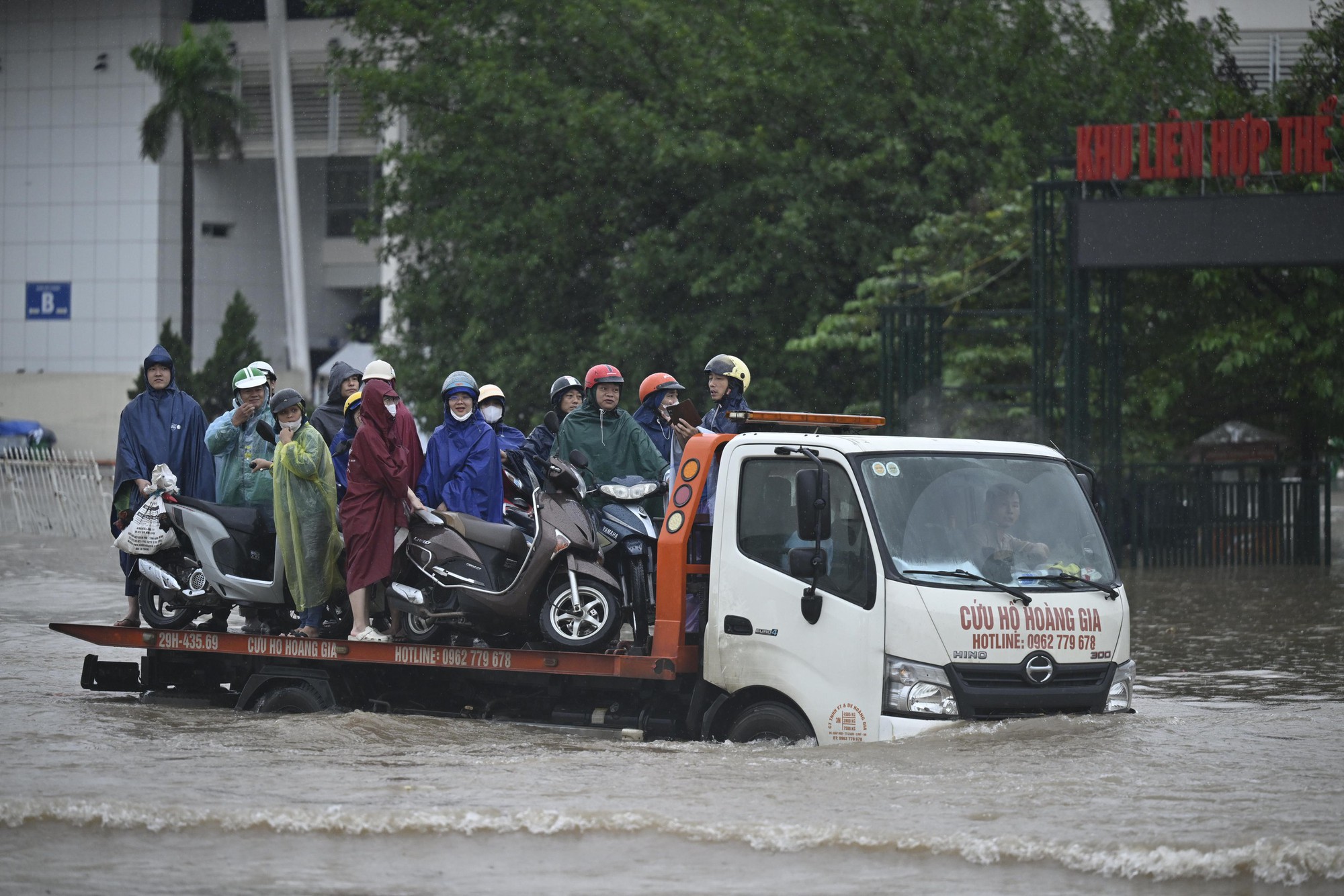 Hà Nội sáng 7/10: Mưa dữ dội gây ngập hơn 70 điểm, xe chết máy la liệt trên các phố- Ảnh 14.
