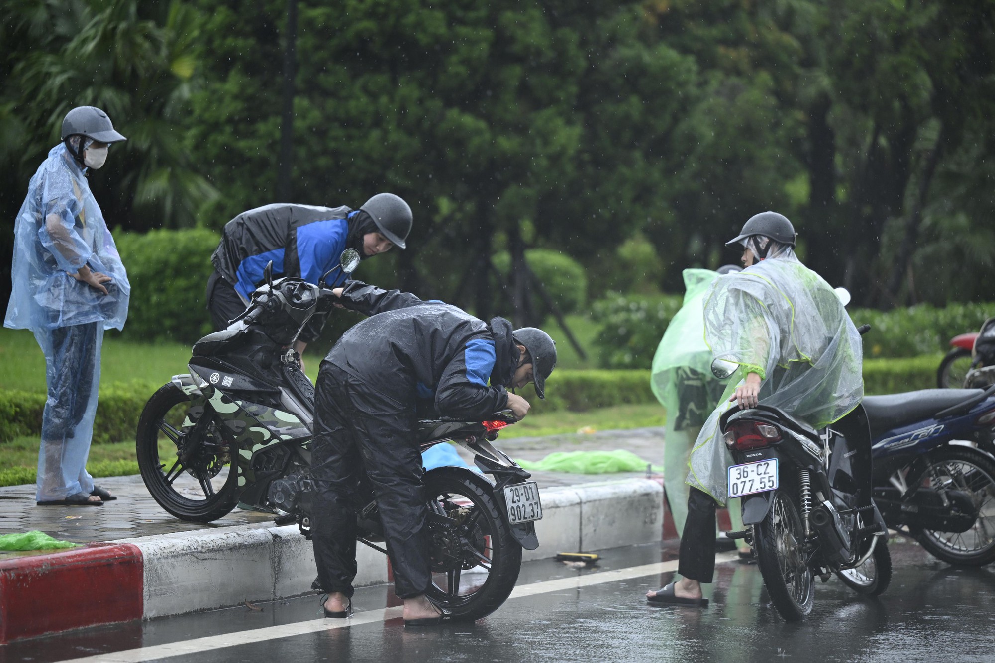 Hà Nội sáng 7/10: Mưa dữ dội gây ngập hơn 70 điểm, xe chết máy la liệt trên các phố- Ảnh 16.