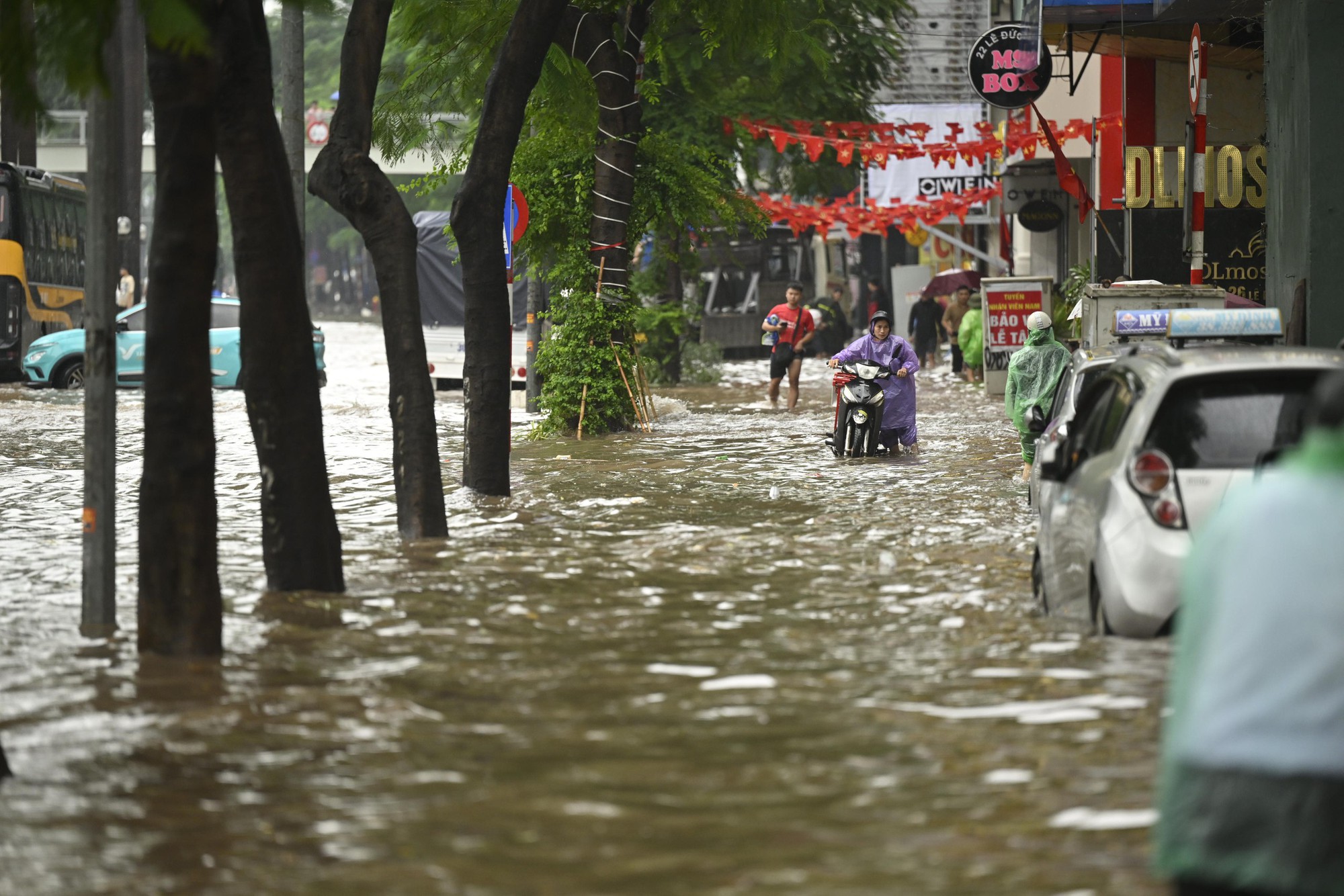 Hà Nội sáng 7/10: Mưa dữ dội gây ngập hơn 70 điểm, xe chết máy la liệt trên các phố- Ảnh 34.