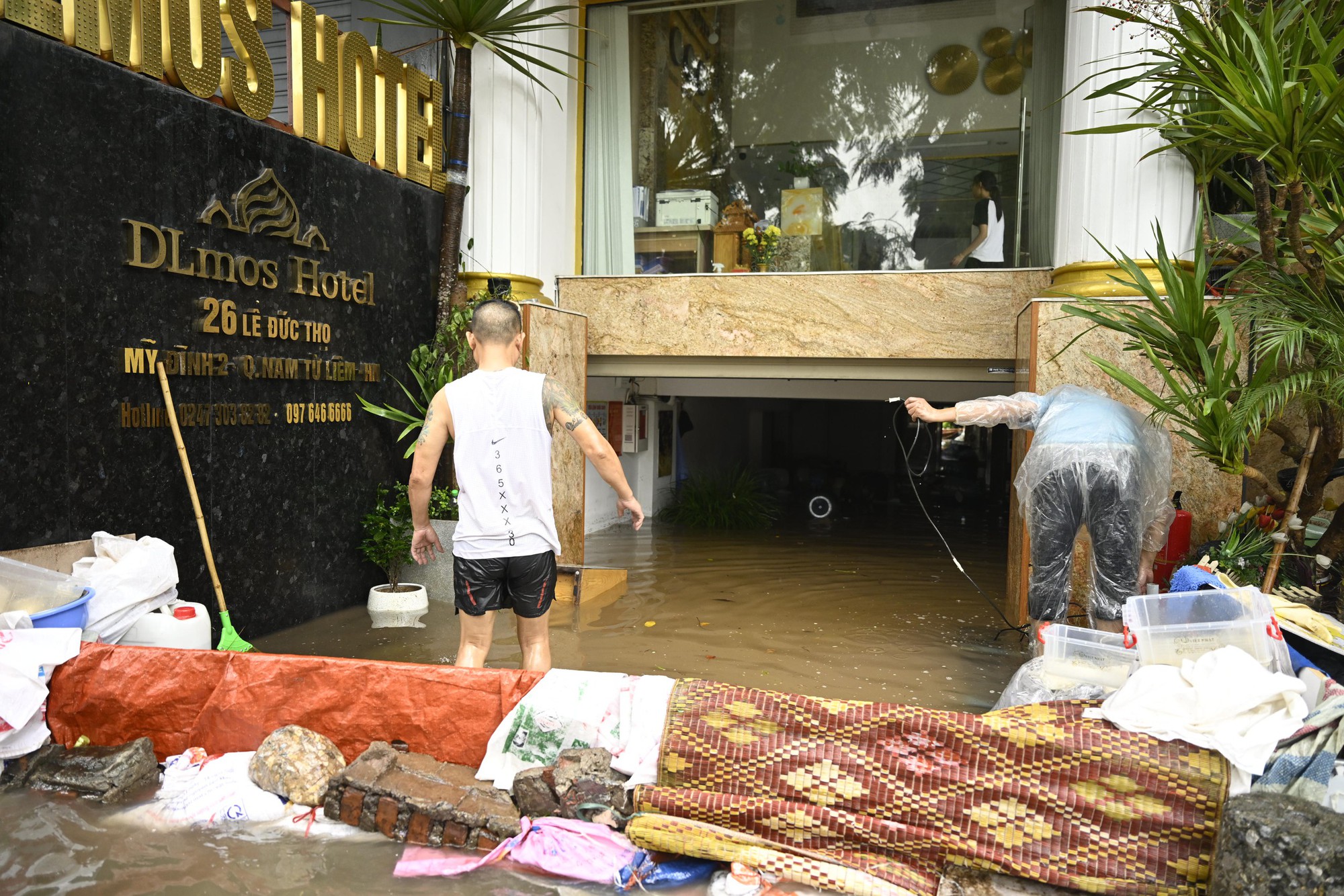 Hà Nội sáng 7/10: Mưa dữ dội gây ngập hơn 70 điểm, xe chết máy la liệt trên các phố- Ảnh 37.