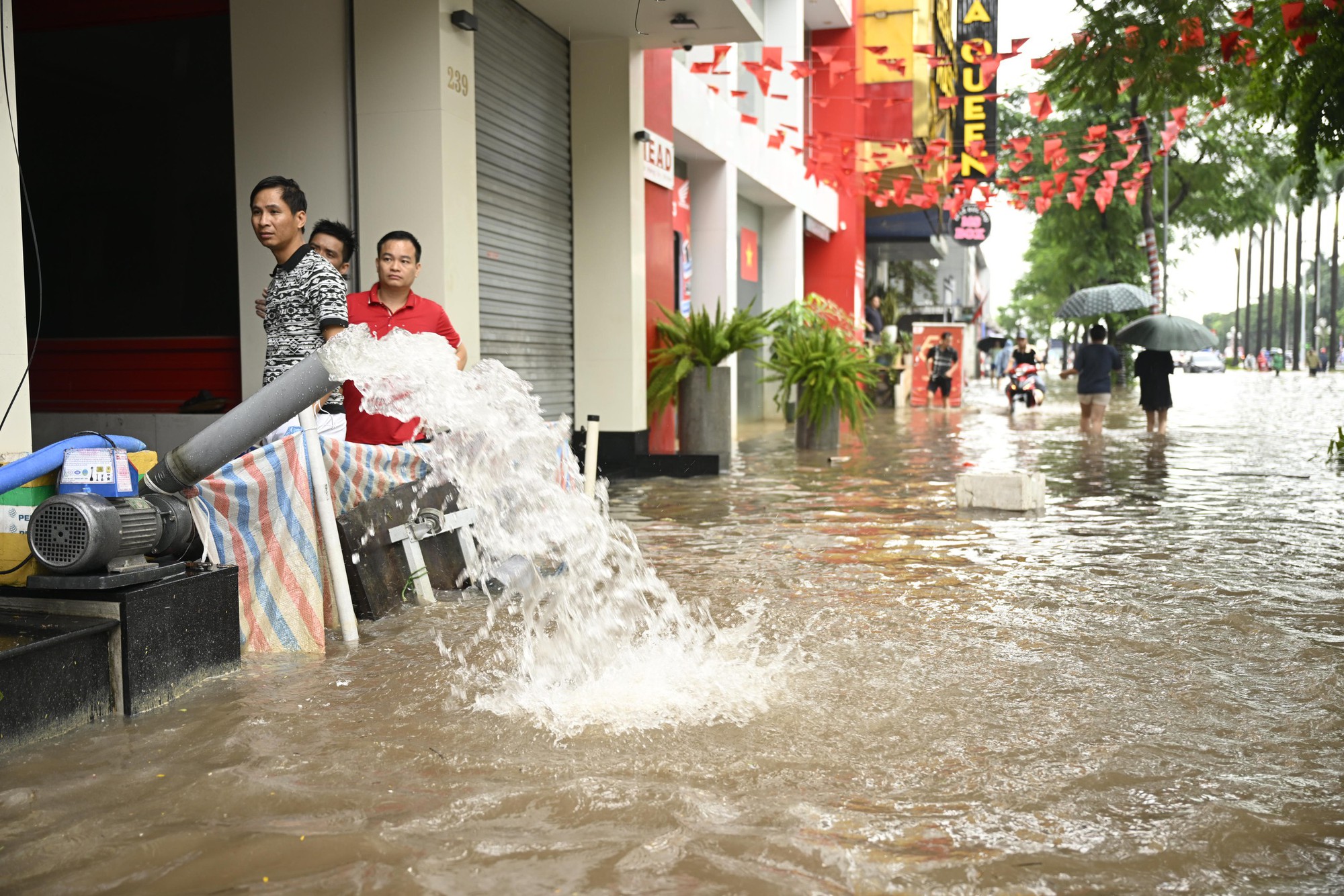 Hà Nội sáng 7/10: Mưa dữ dội gây ngập hơn 70 điểm, xe chết máy la liệt trên các phố- Ảnh 36.