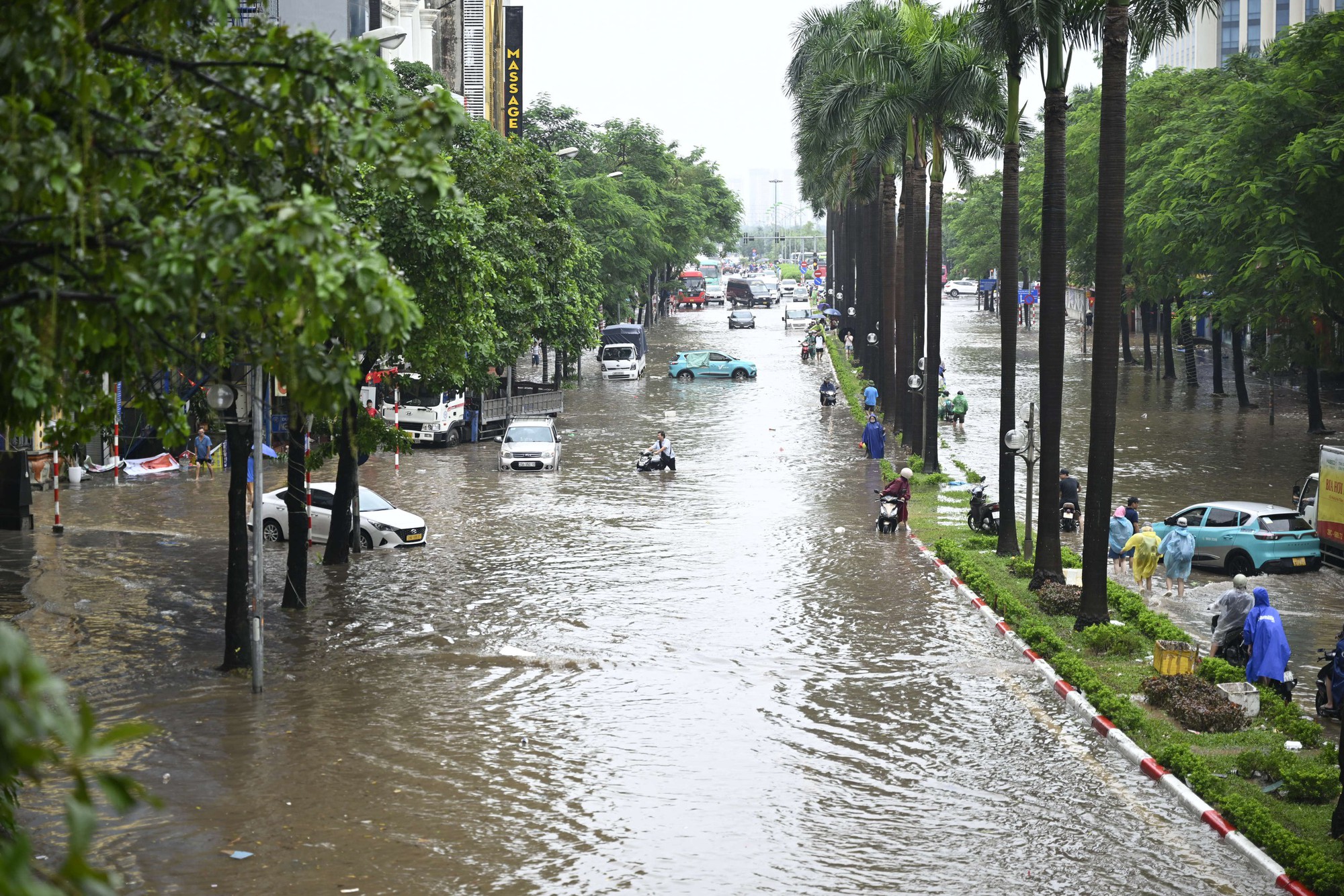 Hà Nội sáng 7/10: Mưa dữ dội gây ngập hơn 70 điểm, xe chết máy la liệt trên các phố- Ảnh 28.