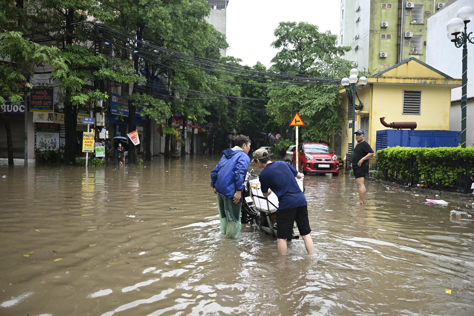Hà Nội sáng 7/10: Mưa dữ dội gây ngập hơn 70 điểm, xe chết máy la liệt trên các phố- Ảnh 30.