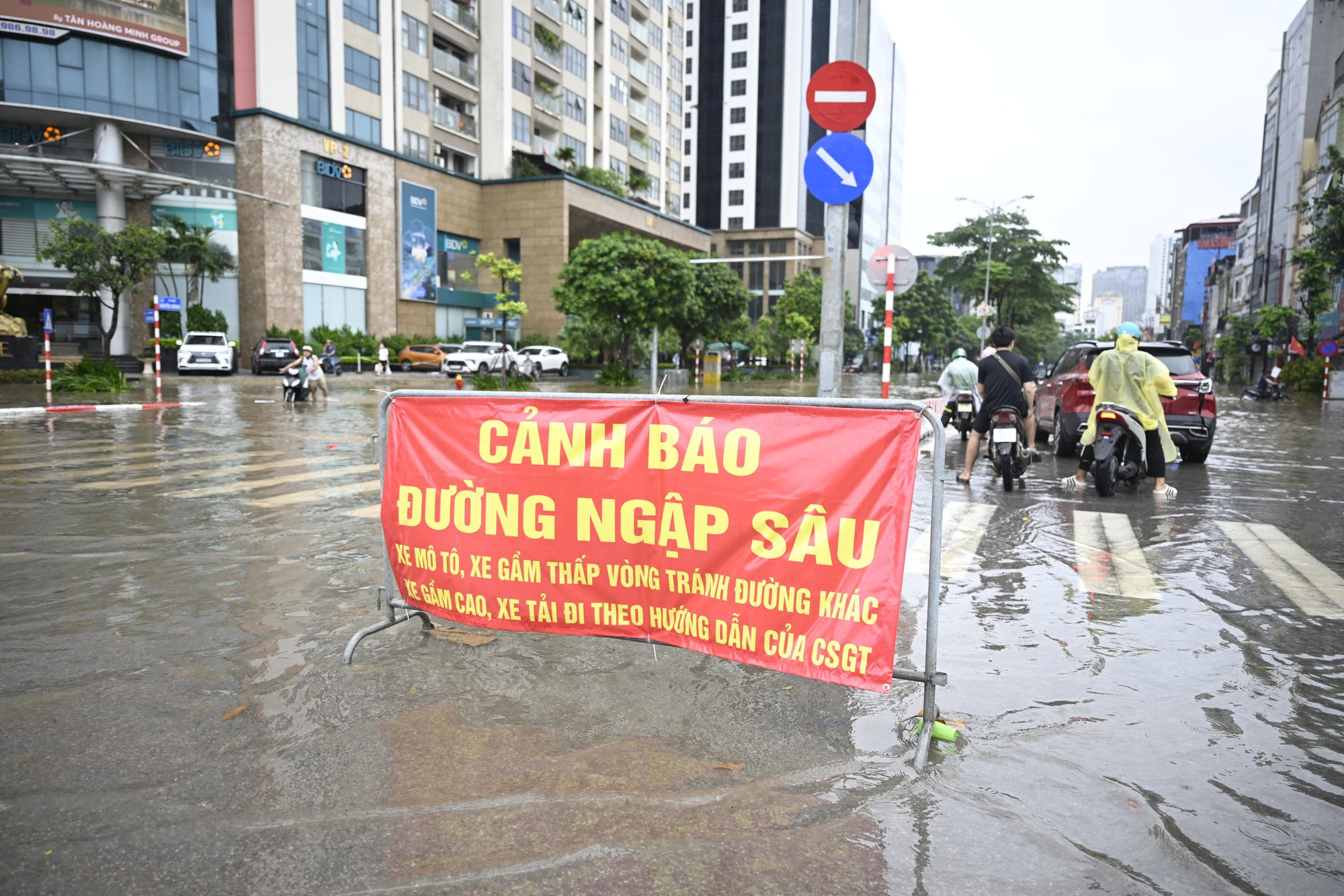 Hà Nội sáng 7/10: Mưa dữ dội gây ngập hơn 70 điểm, xe chết máy la liệt trên các phố- Ảnh 19.