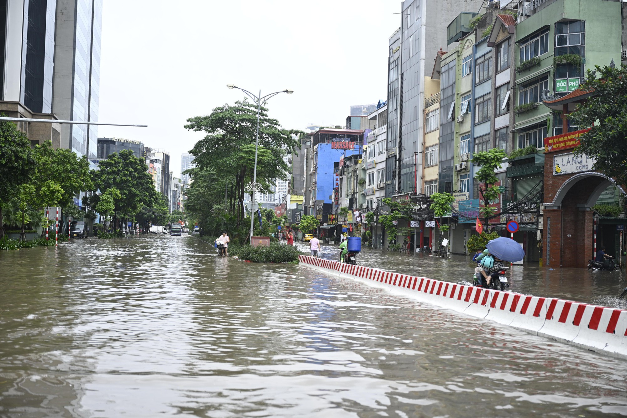 Hà Nội sáng 7/10: Mưa dữ dội gây ngập hơn 70 điểm, xe chết máy la liệt trên các phố- Ảnh 16.