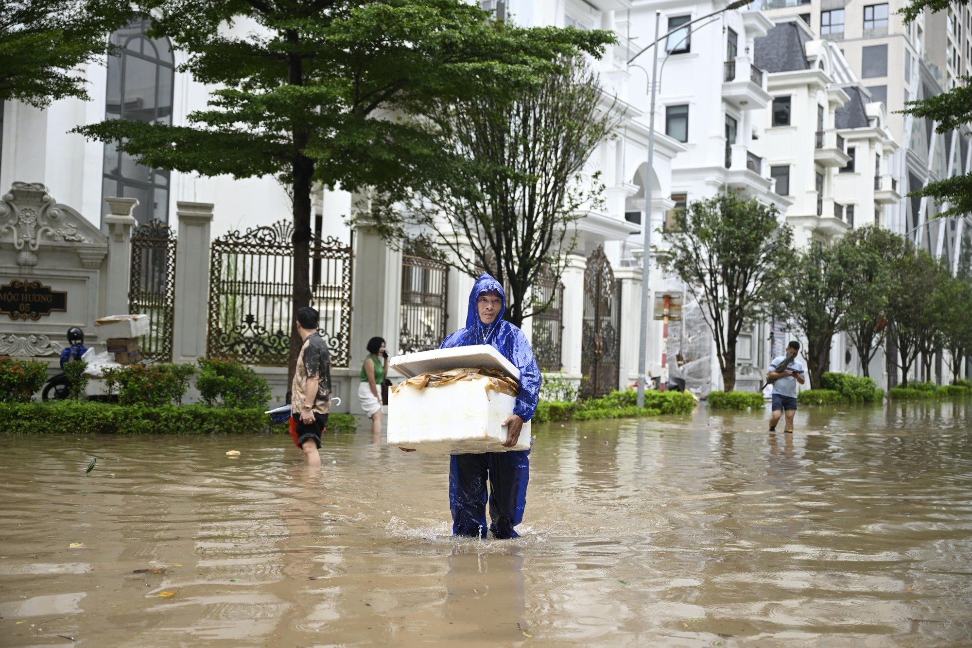Hà Nội sáng 7/10: Mưa dữ dội gây ngập hơn 70 điểm, xe chết máy la liệt trên các phố- Ảnh 17.