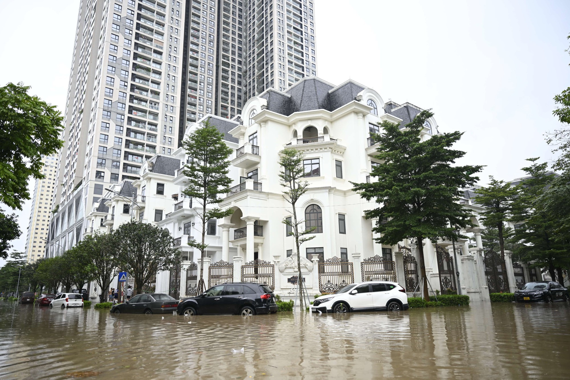 Hà Nội sáng 7/10: Mưa dữ dội gây ngập hơn 70 điểm, xe chết máy la liệt trên các phố- Ảnh 18.