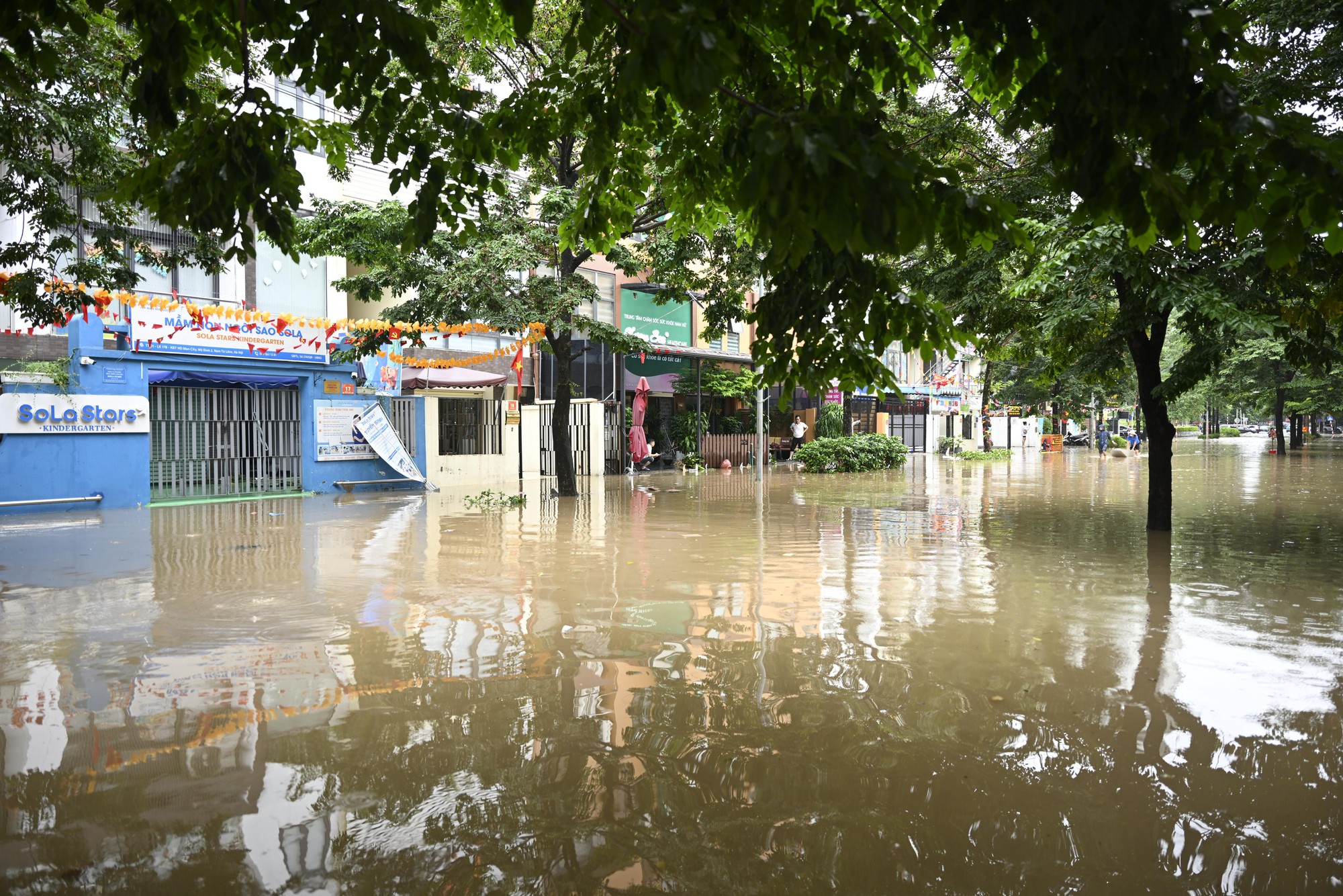 Hà Nội sáng 7/10: Mưa dữ dội gây ngập hơn 70 điểm, xe chết máy la liệt trên các phố- Ảnh 22.