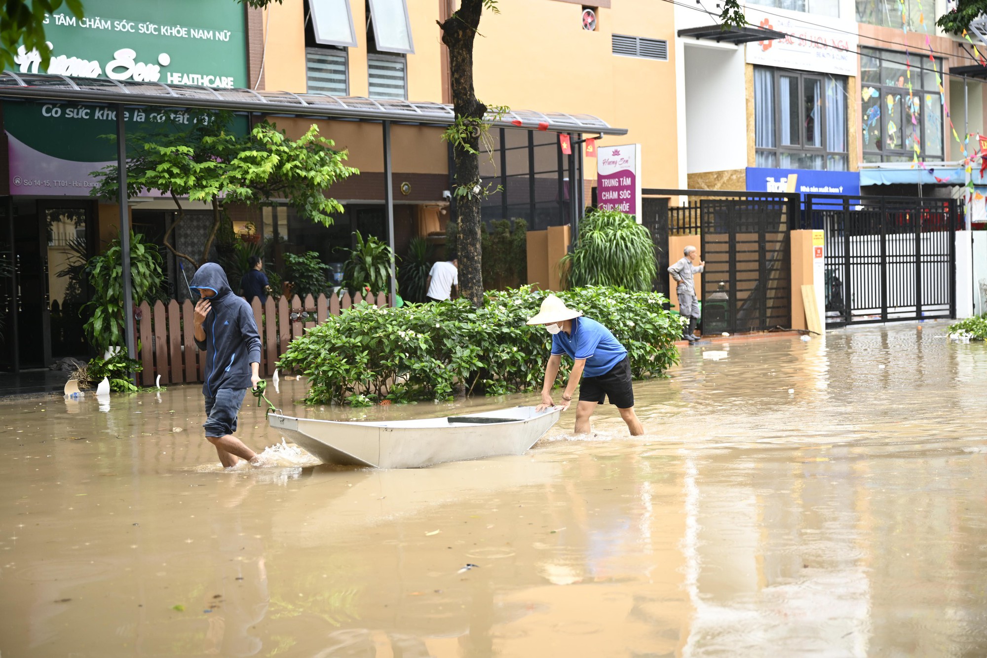 Hà Nội sáng 7/10: Mưa dữ dội gây ngập hơn 70 điểm, xe chết máy la liệt trên các phố- Ảnh 20.