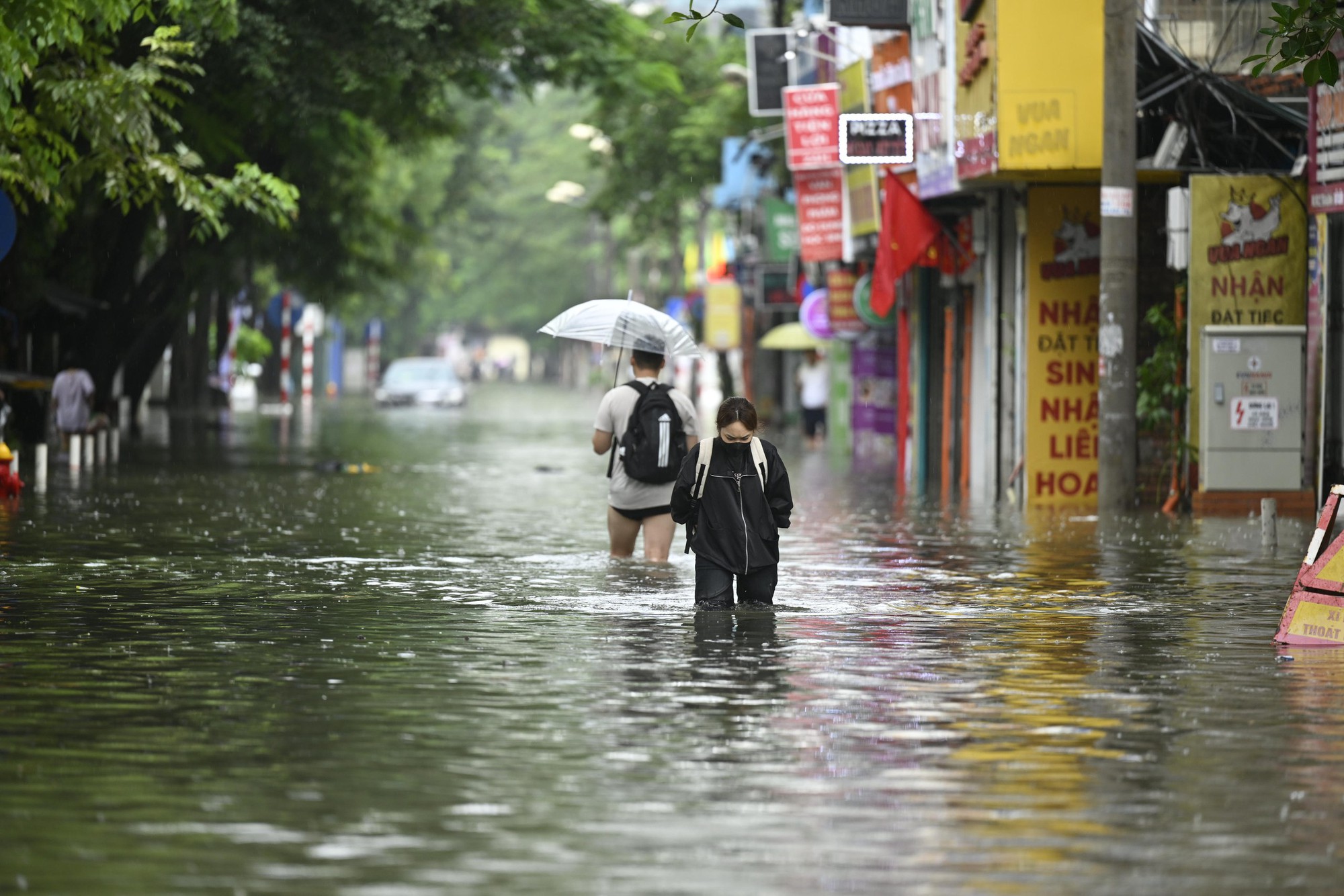 Hà Nội sáng 7/10: Mưa dữ dội gây ngập hơn 70 điểm, xe chết máy la liệt trên các phố- Ảnh 12.