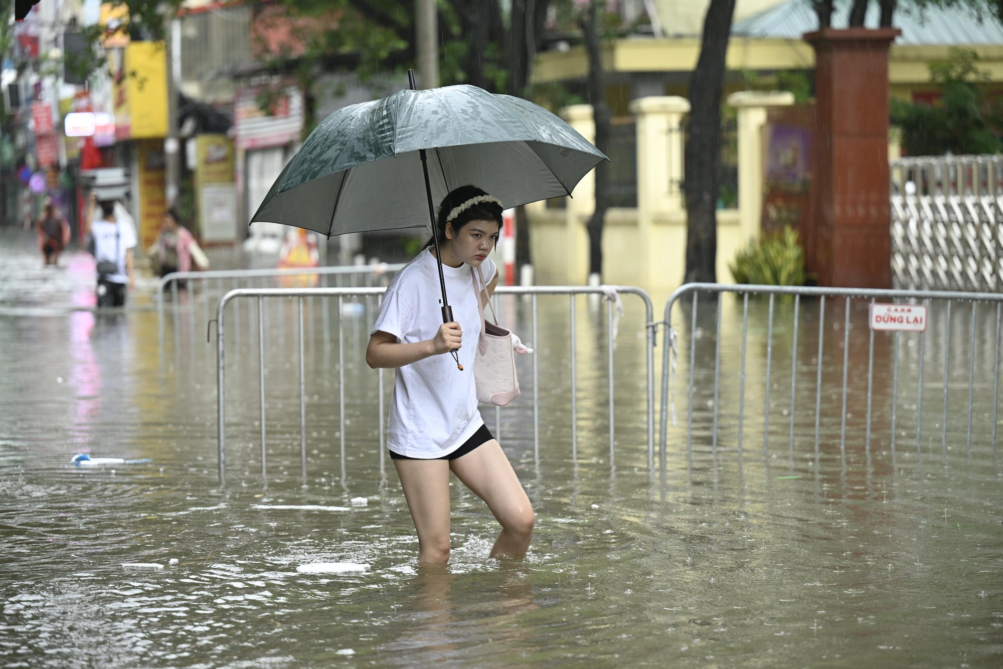 Hà Nội sáng 7/10: Mưa dữ dội gây ngập hơn 70 điểm, xe chết máy la liệt trên các phố- Ảnh 10.