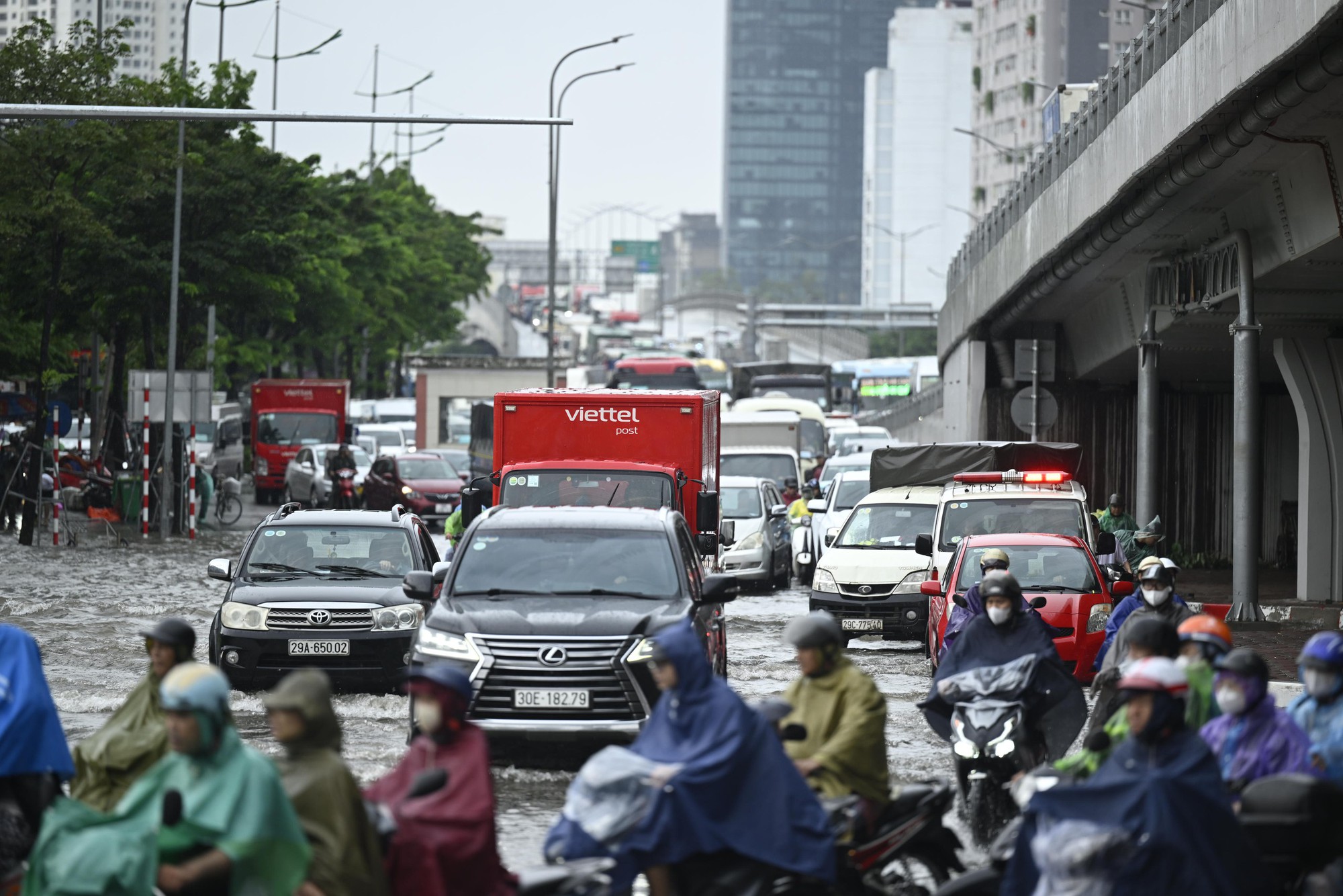 Hà Nội sáng 7/10: Mưa dữ dội gây ngập hơn 70 điểm, xe chết máy la liệt trên các phố- Ảnh 3.