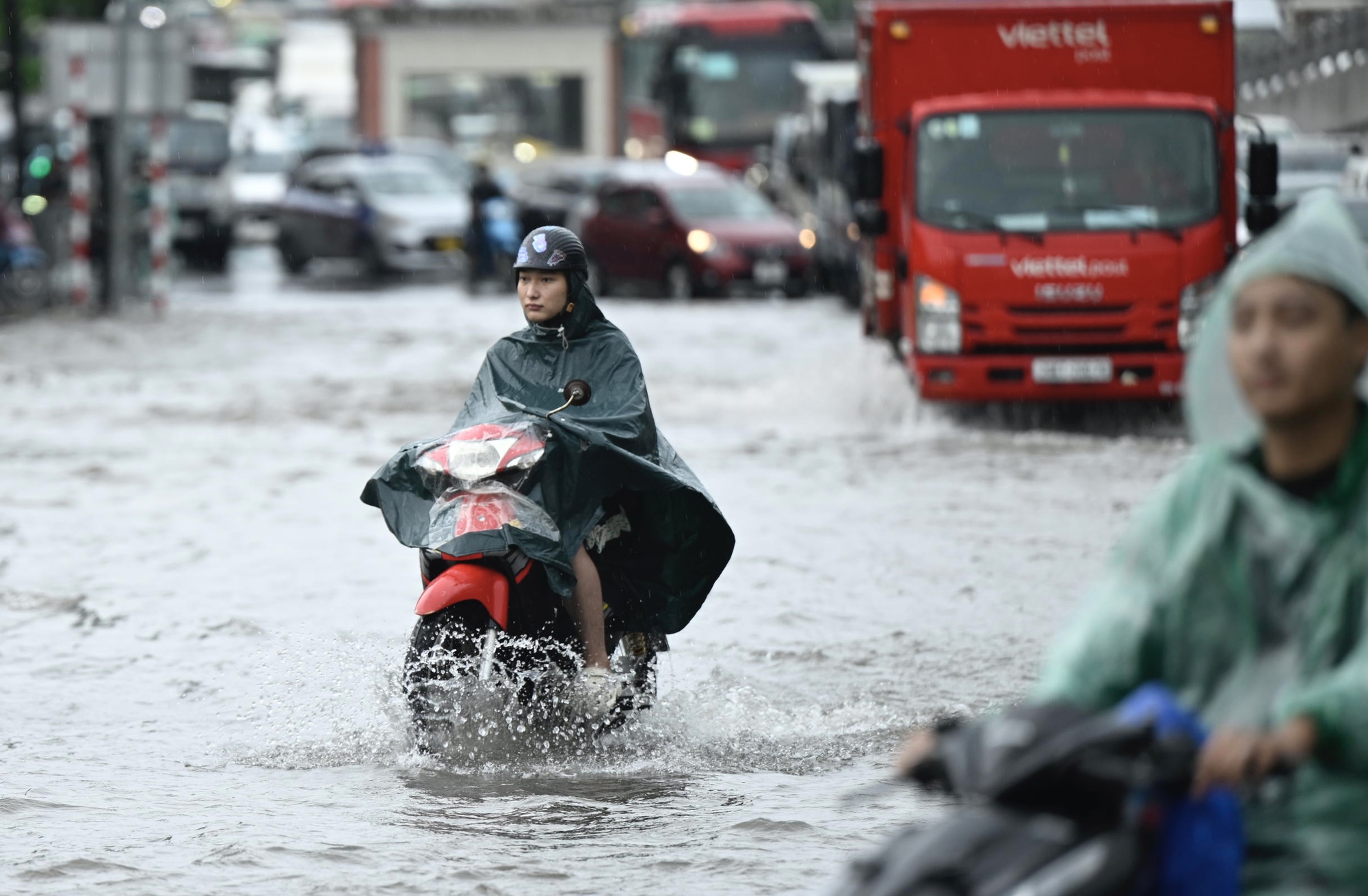 Hà Nội sáng 7/10: Mưa dữ dội gây ngập hơn 70 điểm, xe chết máy la liệt trên các phố- Ảnh 2.