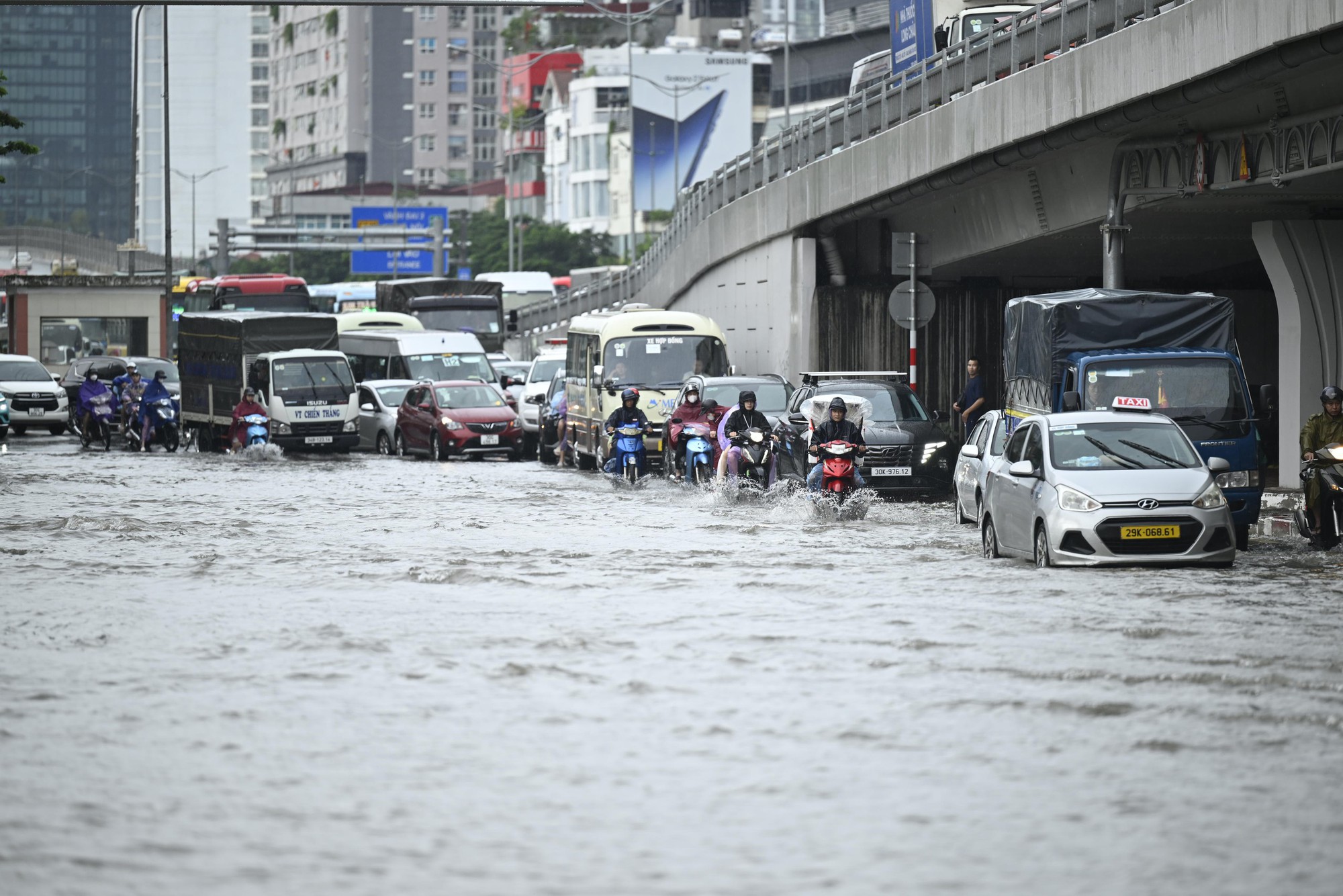 Hà Nội sáng 7/10: Mưa dữ dội gây ngập hơn 70 điểm, xe chết máy la liệt trên các phố- Ảnh 1.