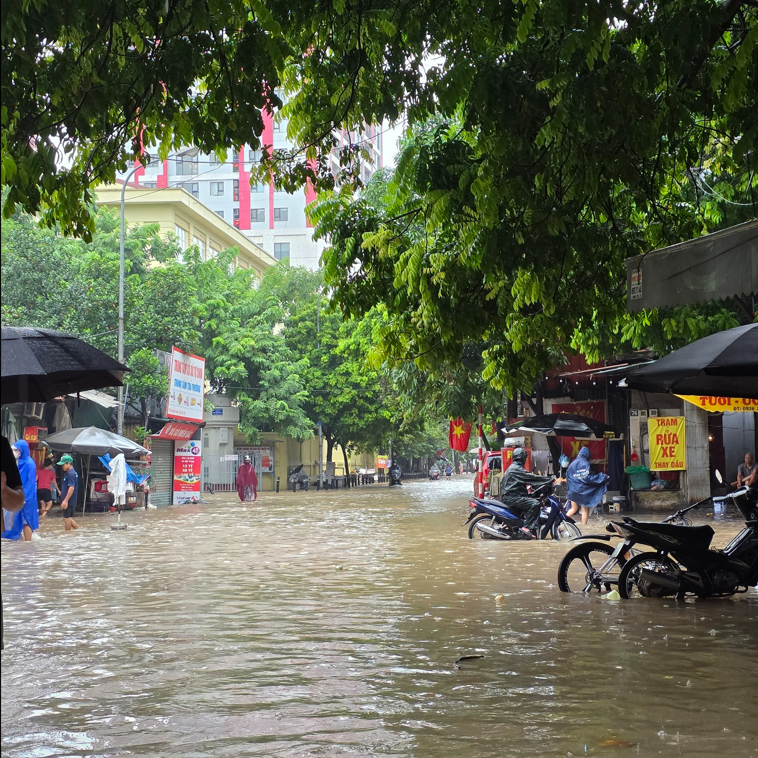 Nhiều tuyến đường đã chìm trong biển nước không thể di chuyển, nước hồ Hoàn Kiếm dâng đến 7,8m- Ảnh 2.